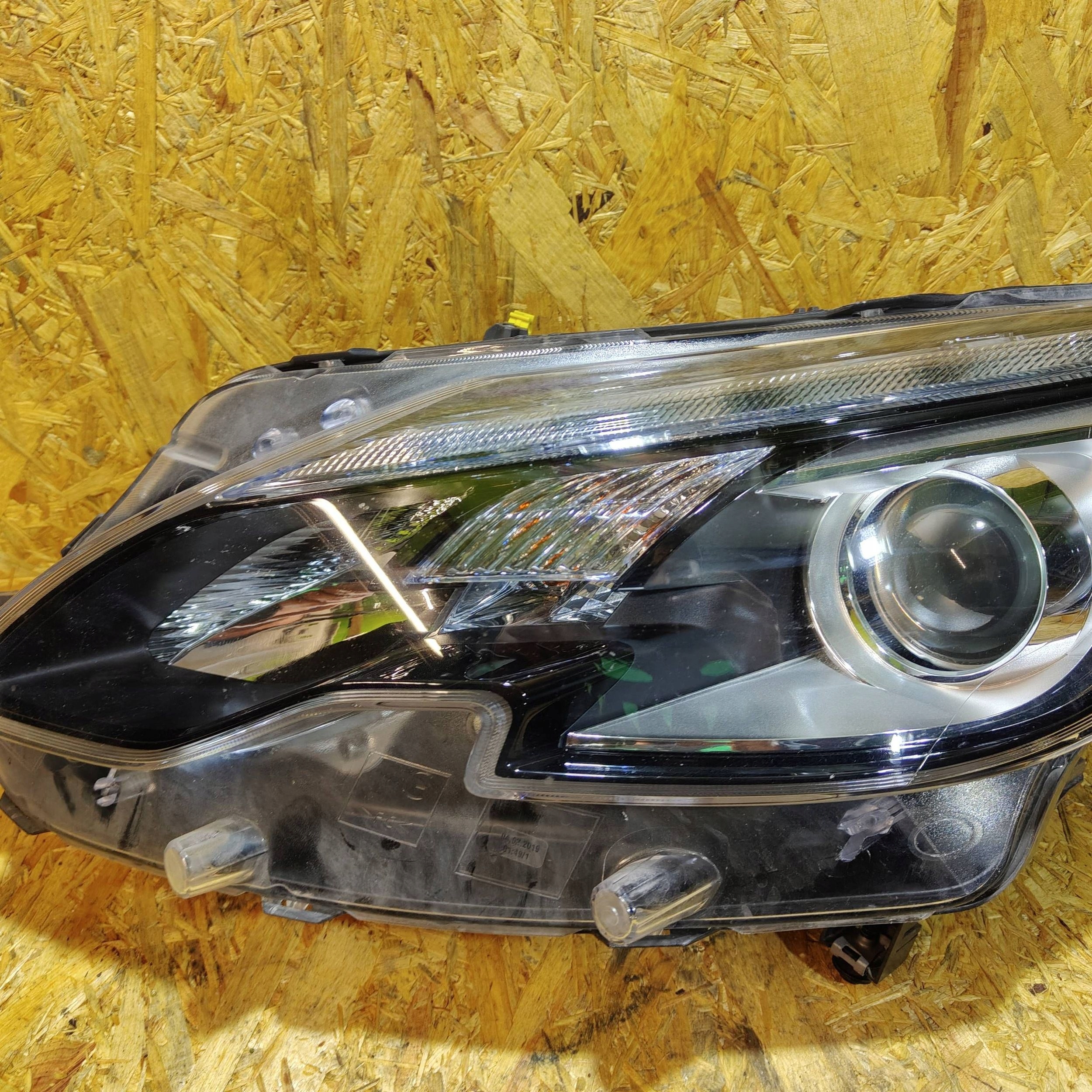 Peugeot 2008 and 2017 front side left light front lift