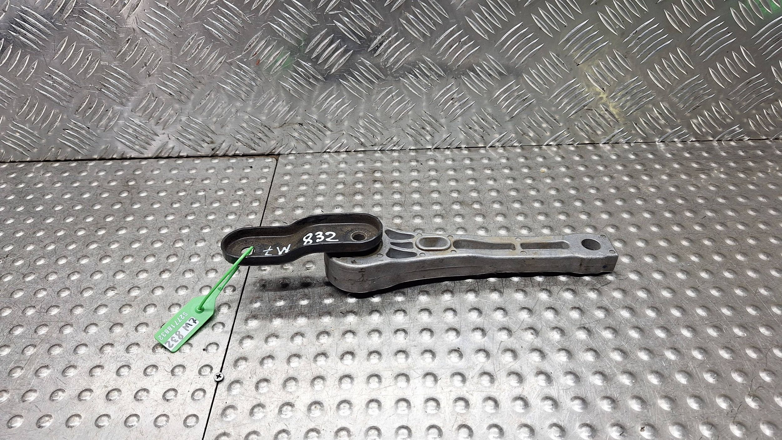 engine mount 3C0199855J VW PASSAT B7 1.6TDI