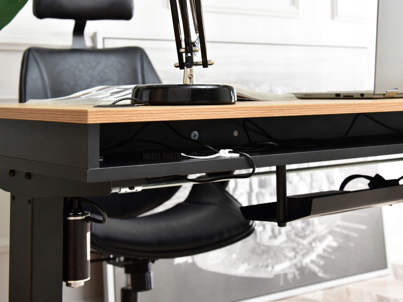 NOWOCZESNE BIURKO PODNOSZONE OTSO 120 CZARNY DĄB Liczba półek 2