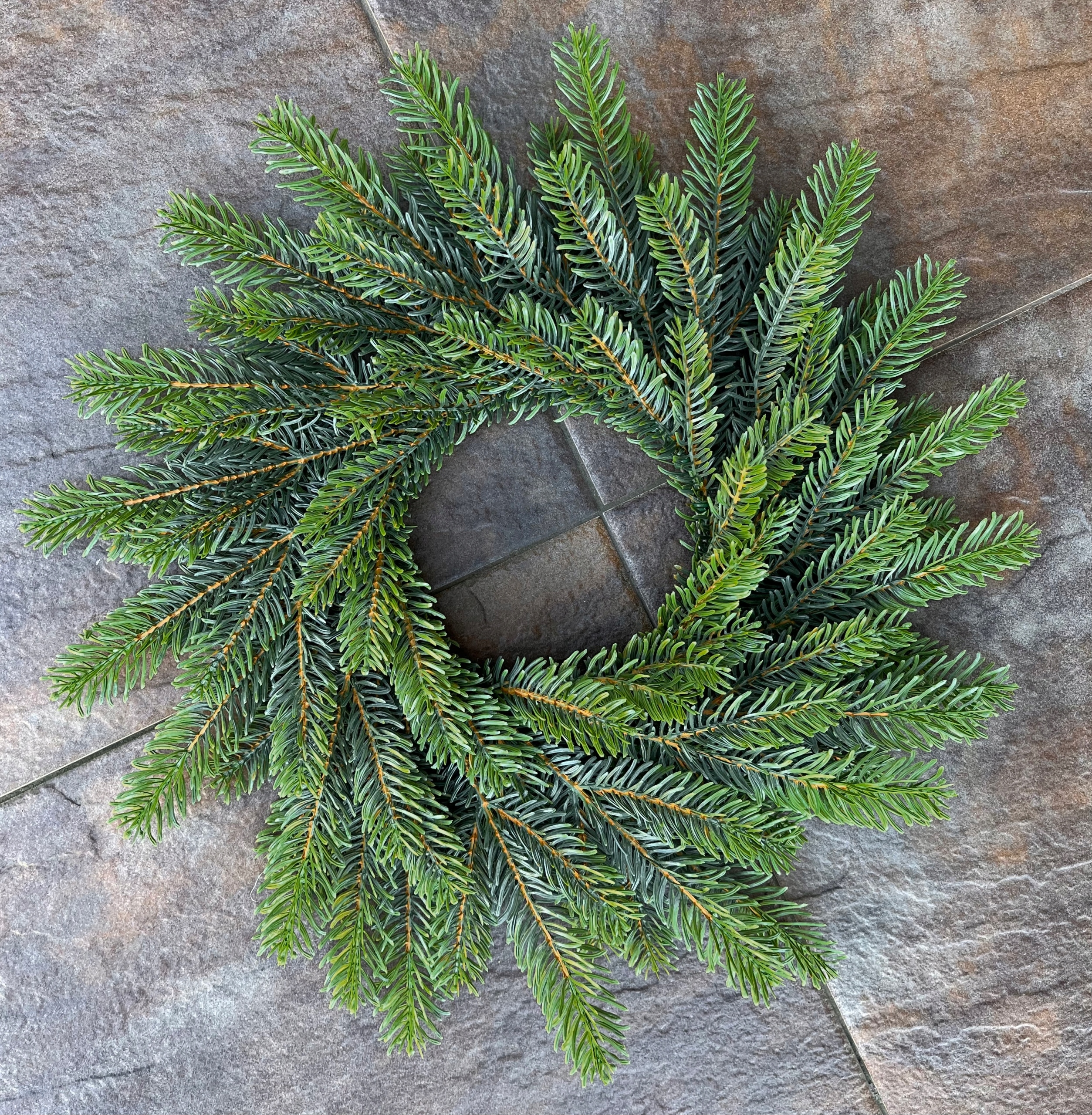 Karácsonyfa koszorú fenyő dekoratív gallyak 100% PE Gyártó kódja RAVwianki