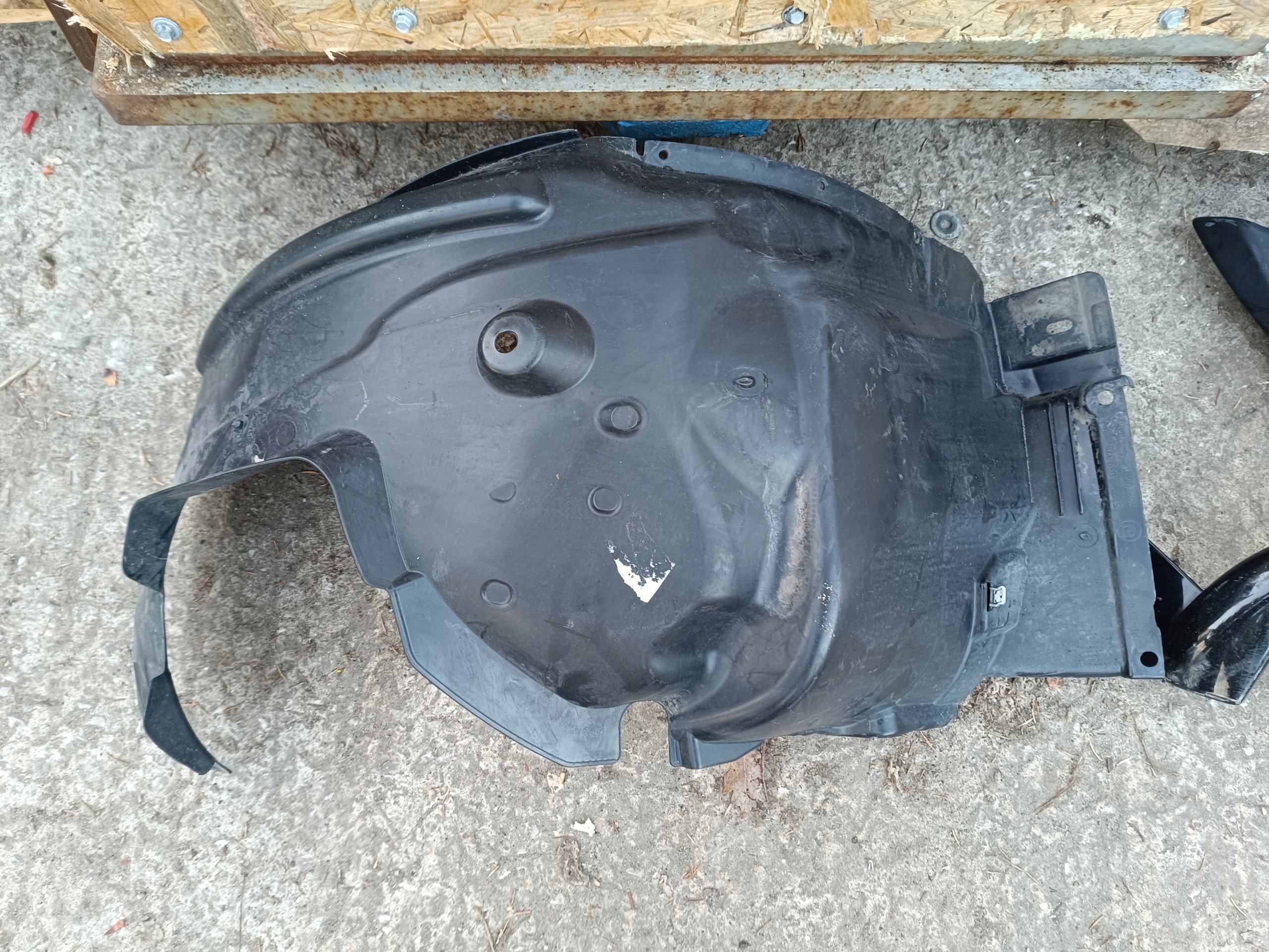 mudguard right front BMW E90 LIFT 7059378