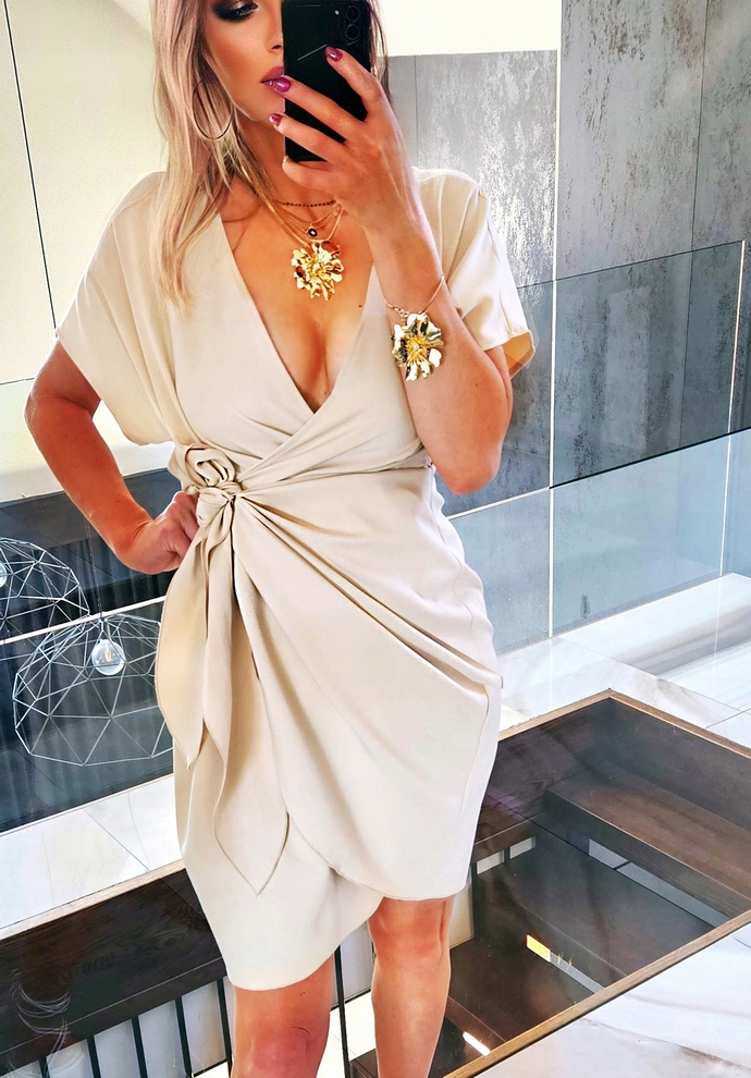 .SUKIENKA BEŻOWA ELEGANCKA KOPERTOWA WYSZCZUPLAJACA Z MARSZCZENIAMI 44 Fason ołówkowa