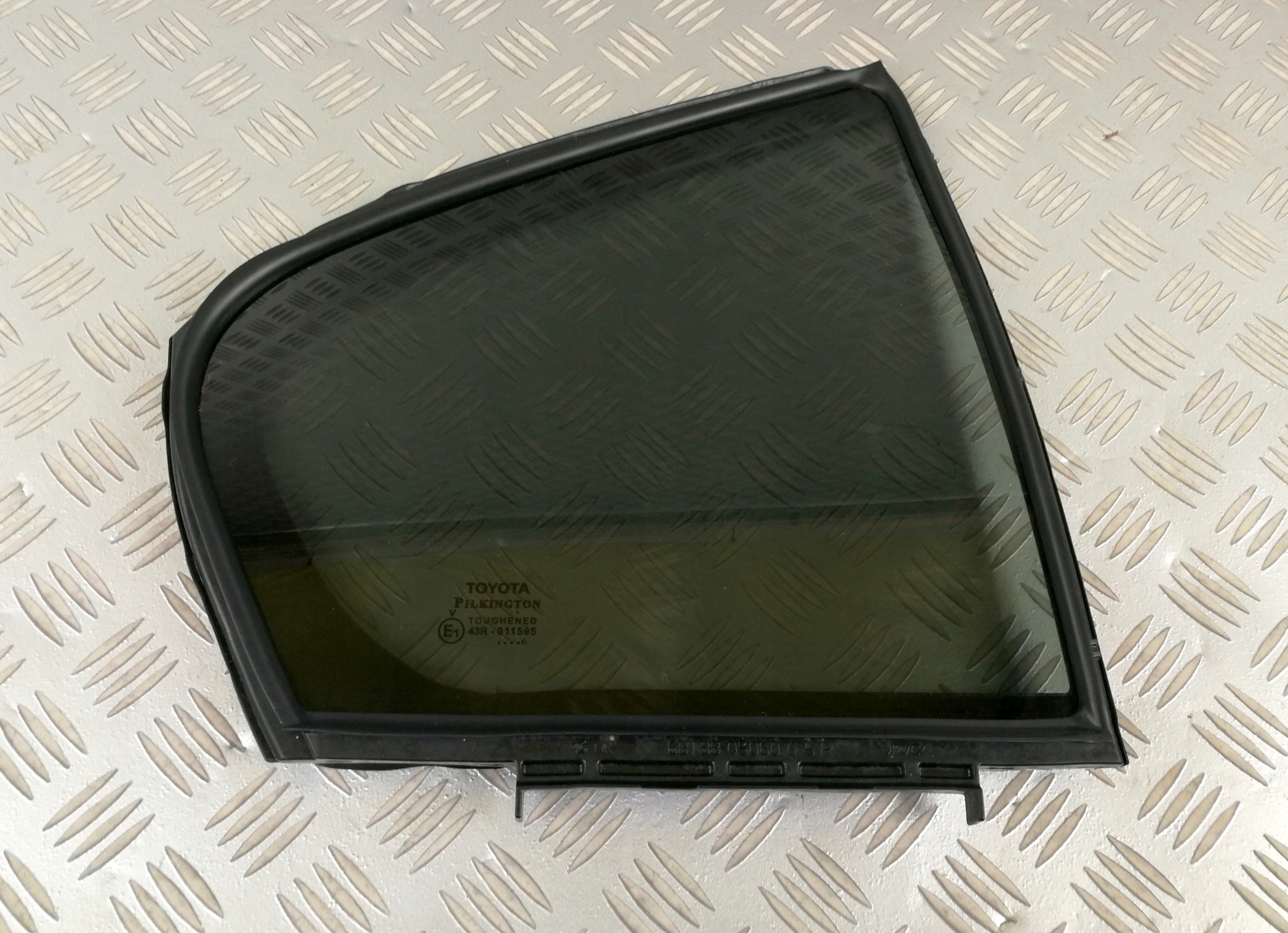 szyba karoseryjna prawa TOYOTA AVENSIS T27 SEDAN