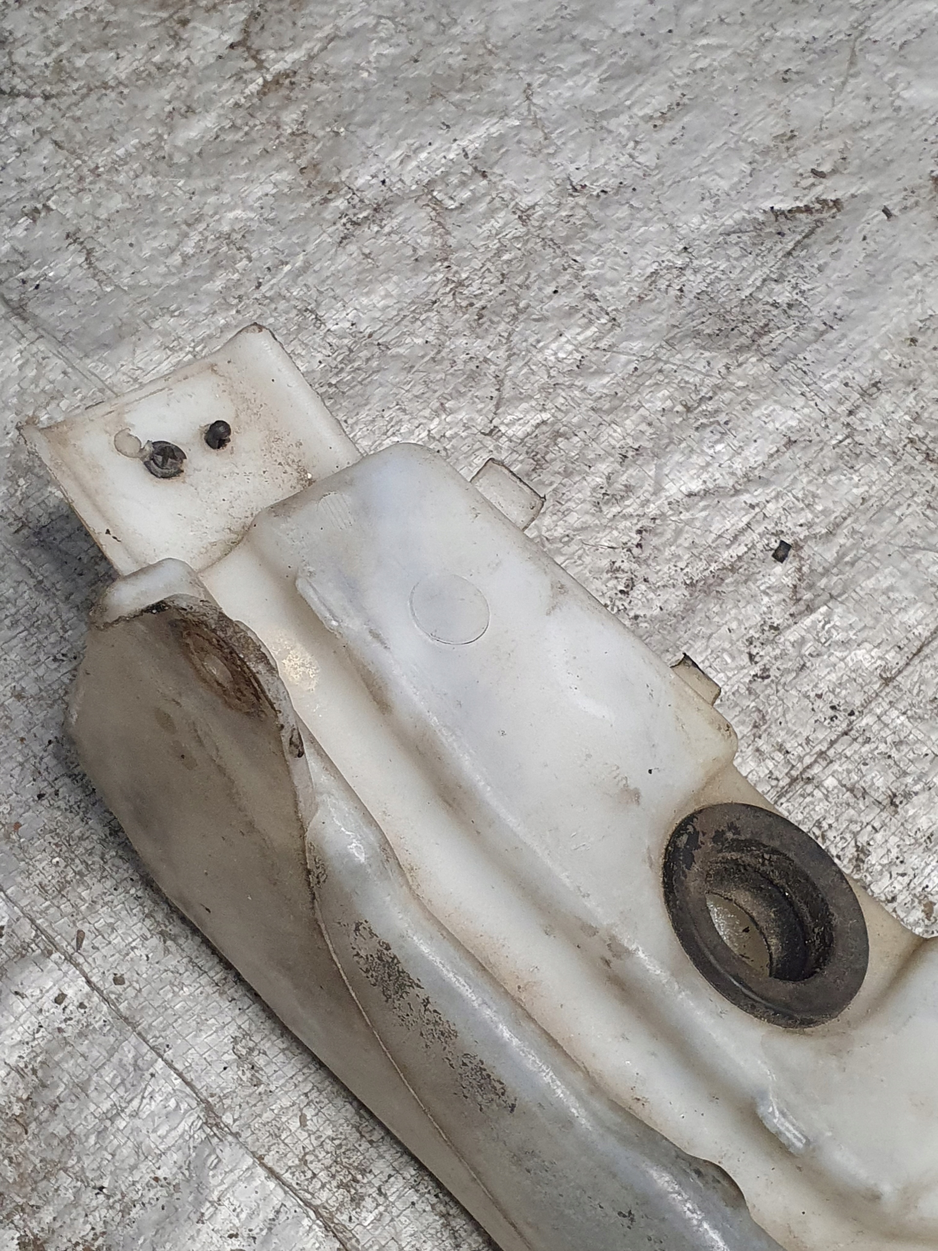 washer fluid tank FORD FOCUS II 04-10r.