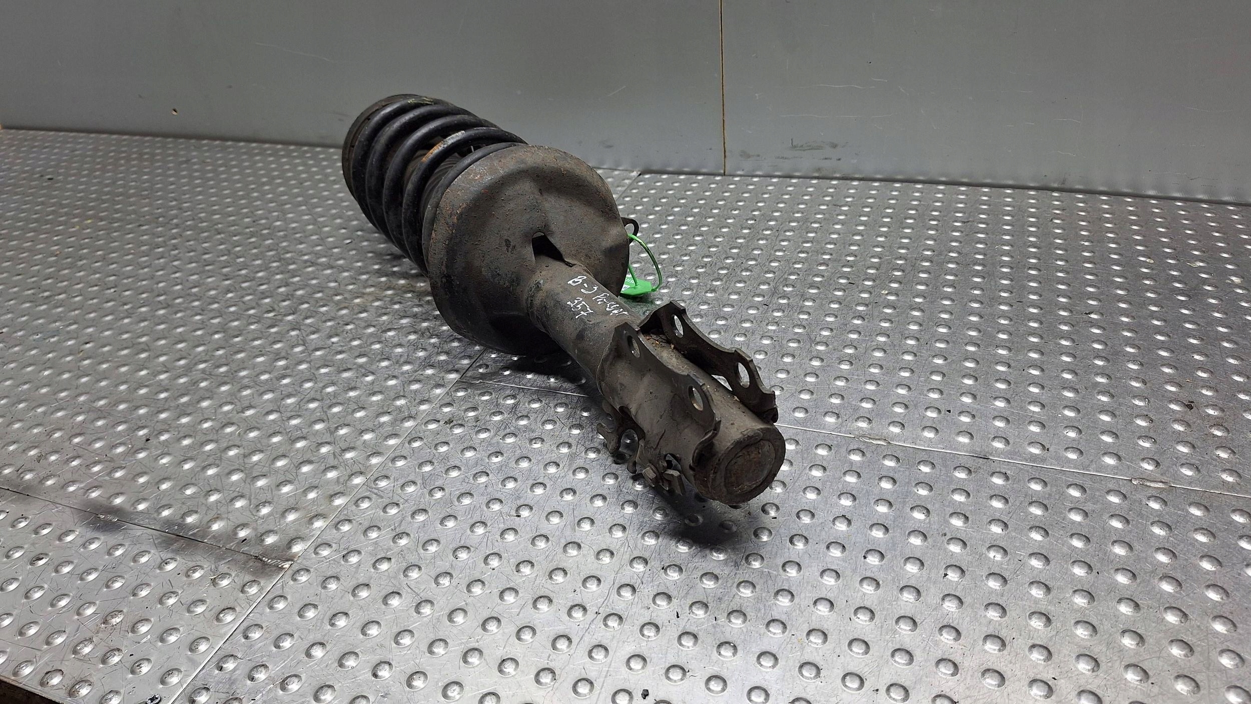 shock absorber left right front 357413031R VW PASSAT B3