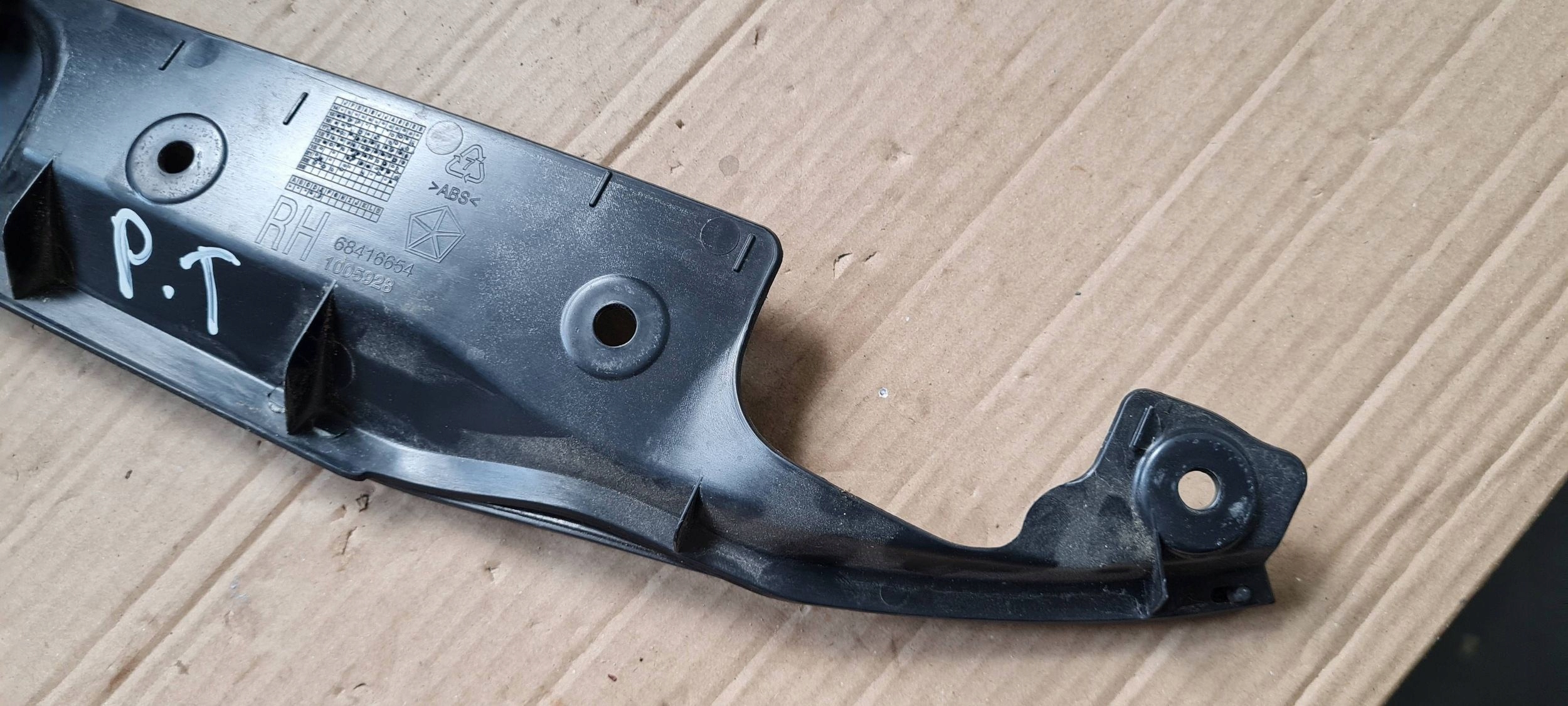 Chrysler Pacifica 2022 cover bonnet boot right sensor 68416654