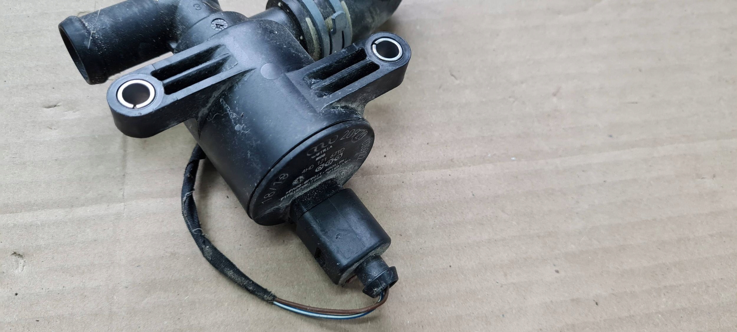 Q5 80A elektroventil pumpa vode 4H0121671D A7 4G A4 B8 8W A6 C7 A7