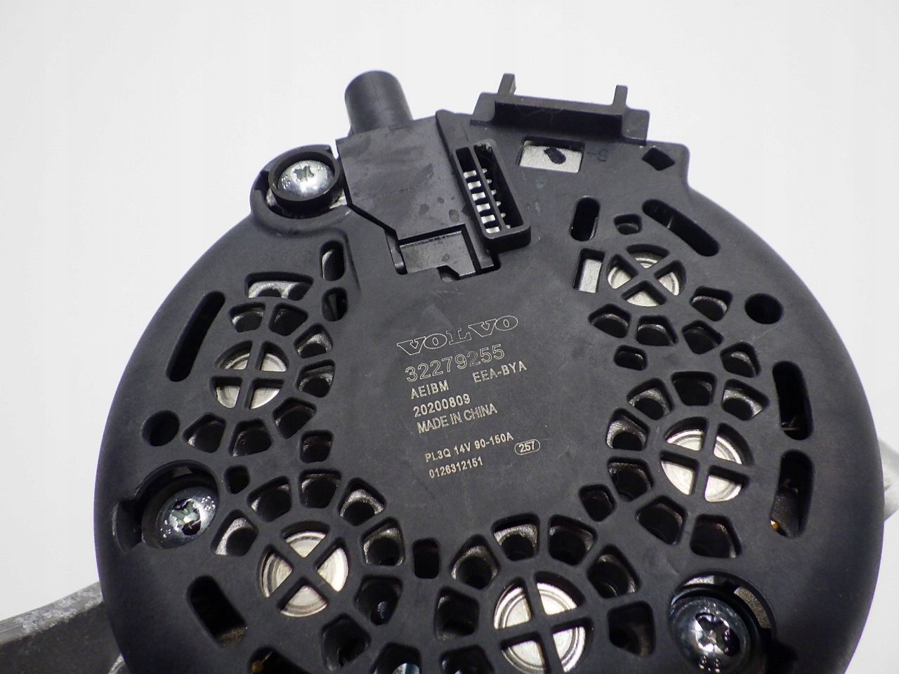 VOLVO XC40 1.5 BENZYNA T3 2021 ALTERNATOR 32279255 Producent części Volvo OE