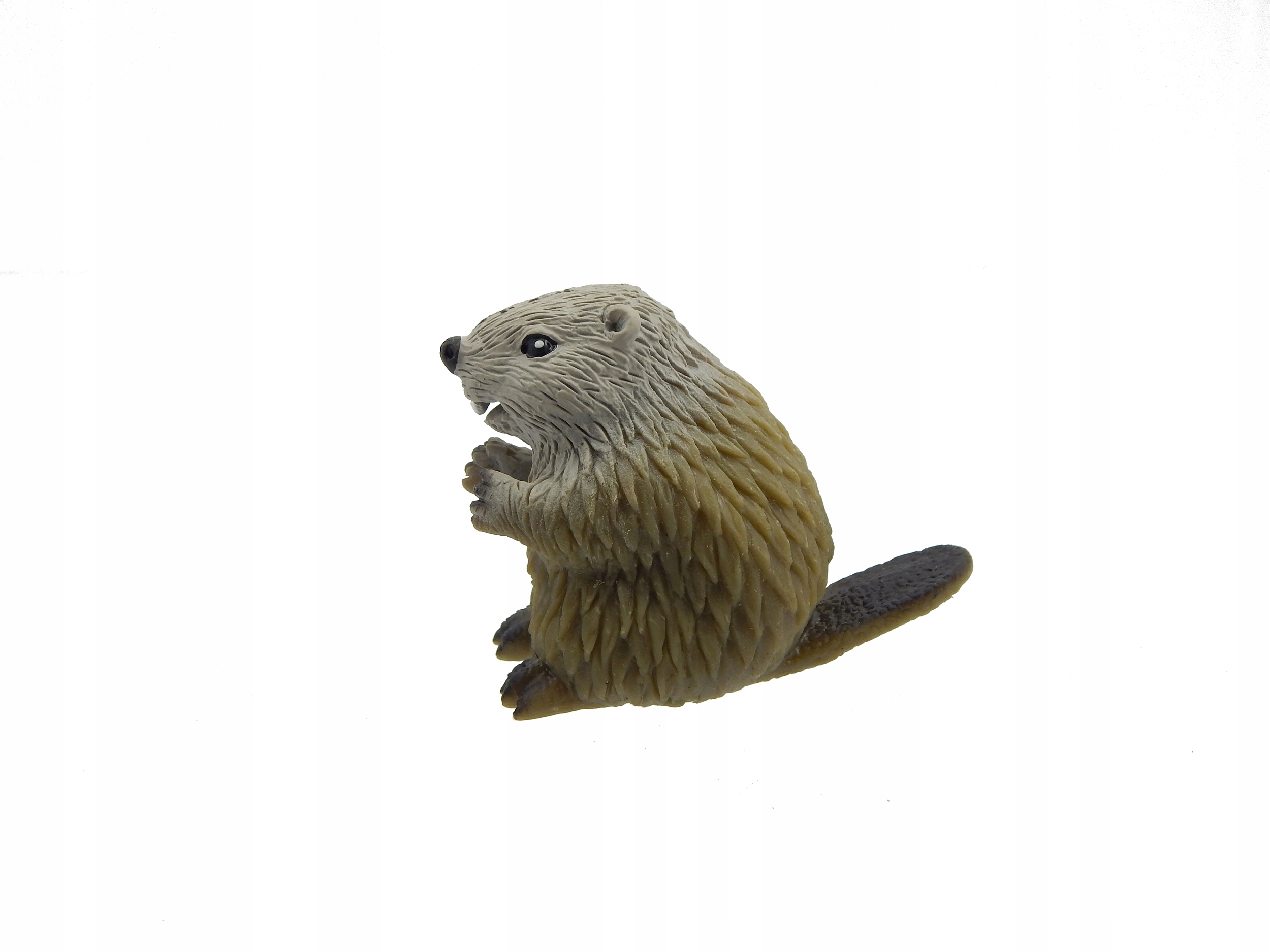 

A8716 2 Zwierzęta figurki bóbr z groszkiem
