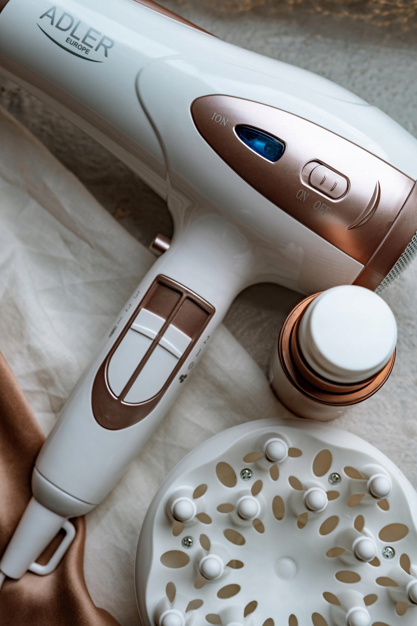 Mocna Suszarka Do Włosów Jonizacja Dyfuzor Filtr Zimny Nadmuch Moc 2400 W Liczba prędkości nadmuchu 2