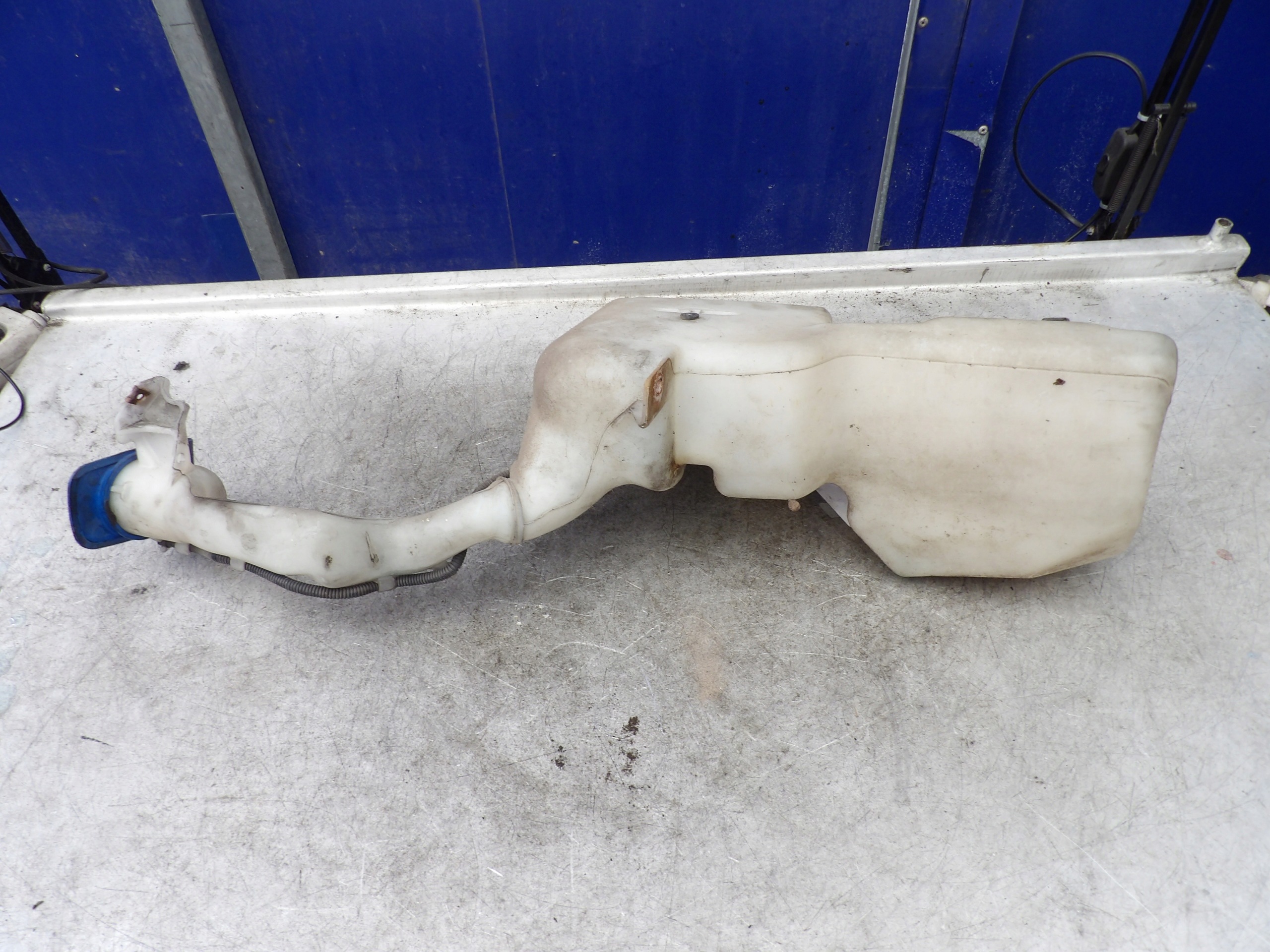 VW Sharan 1,9 tdi washer fluid tank