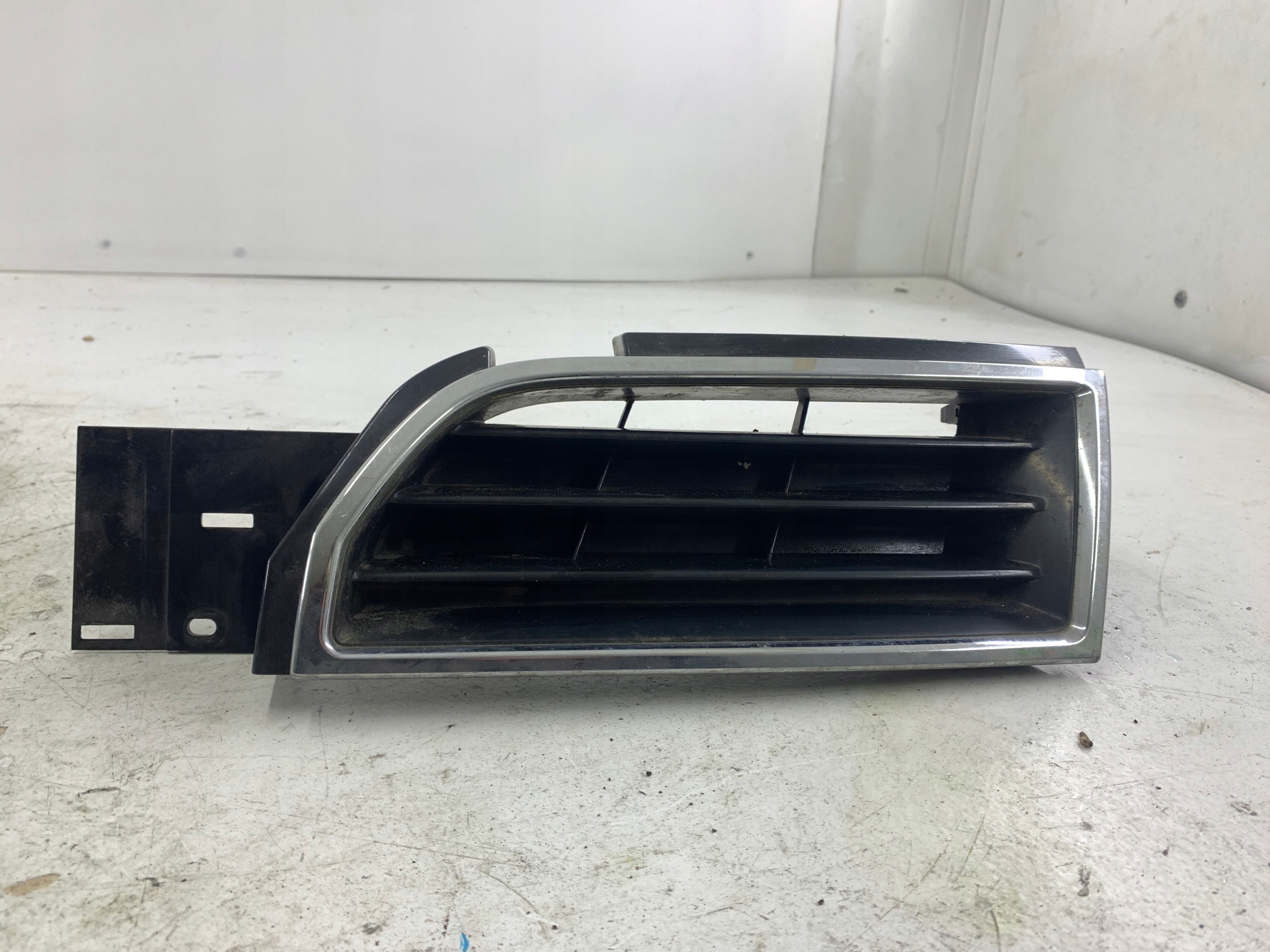 MITSUBISHI CARISMA grid of a bumper left front