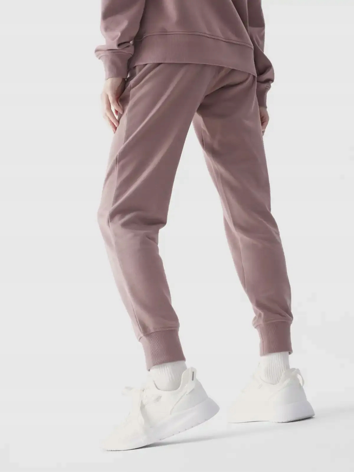 SPODNIE DRESOWE DAMSKIE 4F SPORTOWE DRESY BAWEŁNIANE Z KIESZENIAMI MM00945 Fason proste