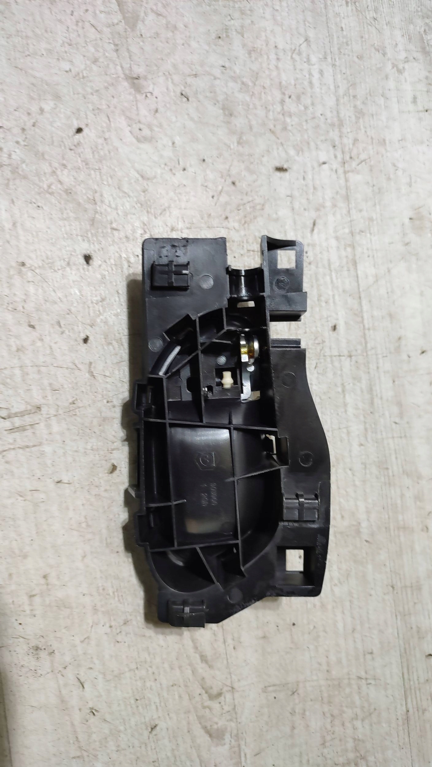Peugeot 2008 and 2018 rear part side left handle inner