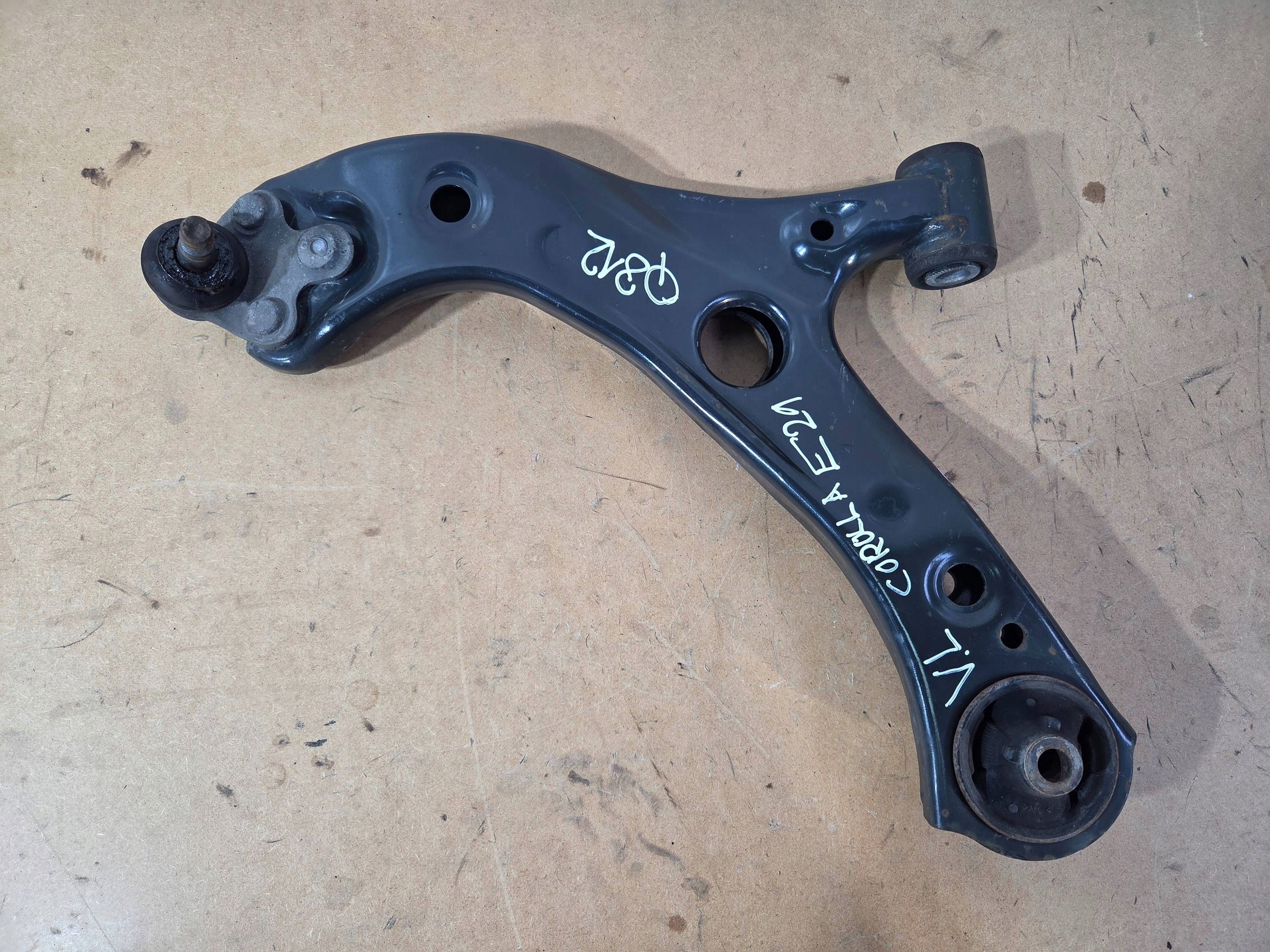 Toyota Corolla E21 1,8 Hybrid arm front left (Q812)
