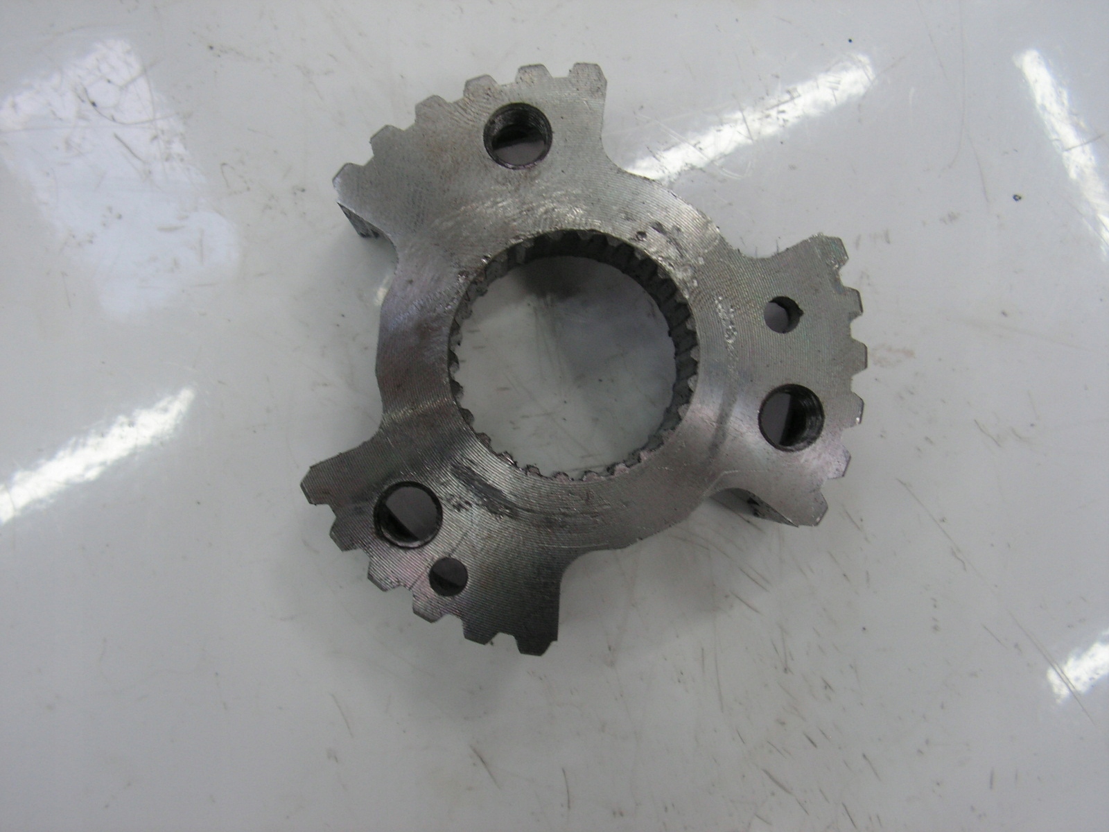 T25 - AVENSIS T22 коробка 2,0 DKD режим маточина п'ятірка