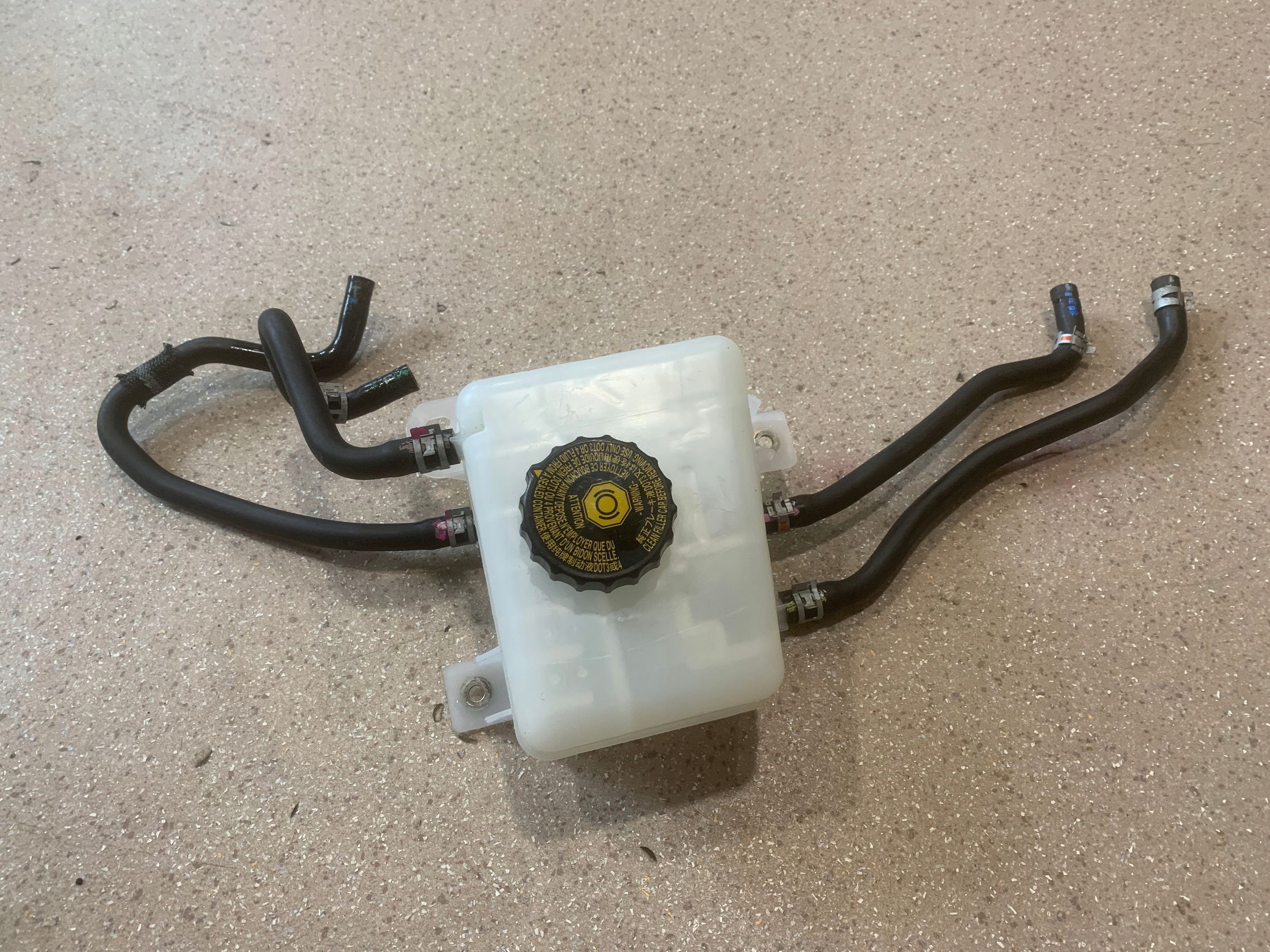 бачок тормозной жидкости lexus RX 450H