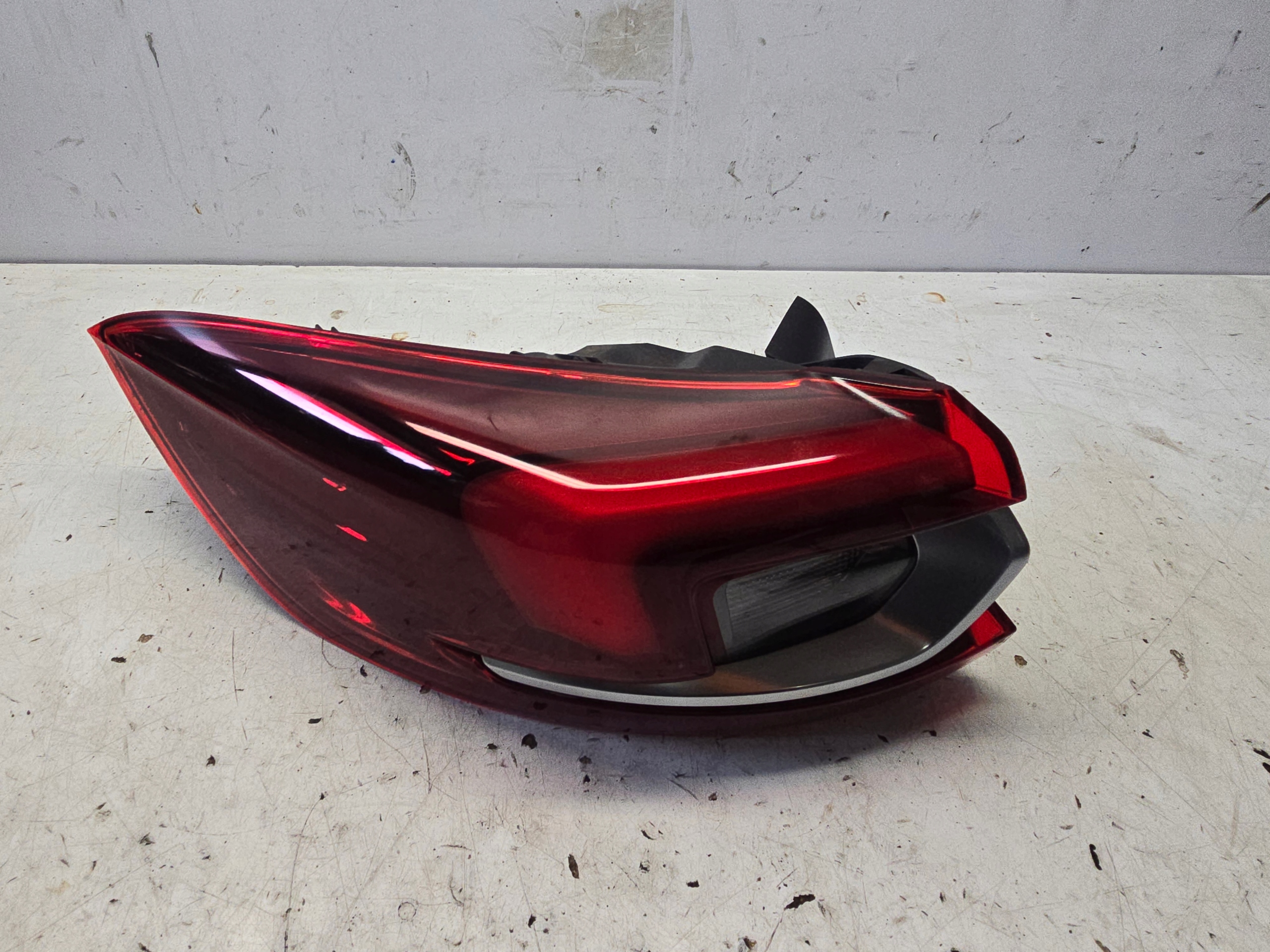 OPEL INSIGNIA B KOMBI LAMPA LEWY TYL LEWA TYLNA W BLOTNIK