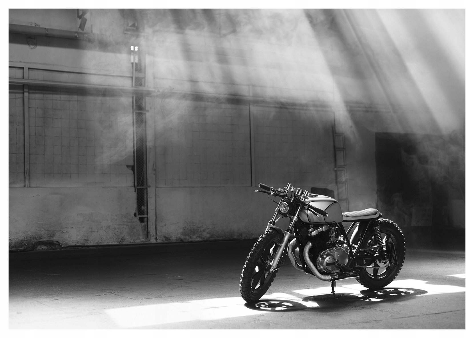 Fototapeta Loftový motocykel na betónovej industriálnej stene 350x250 lepidlo