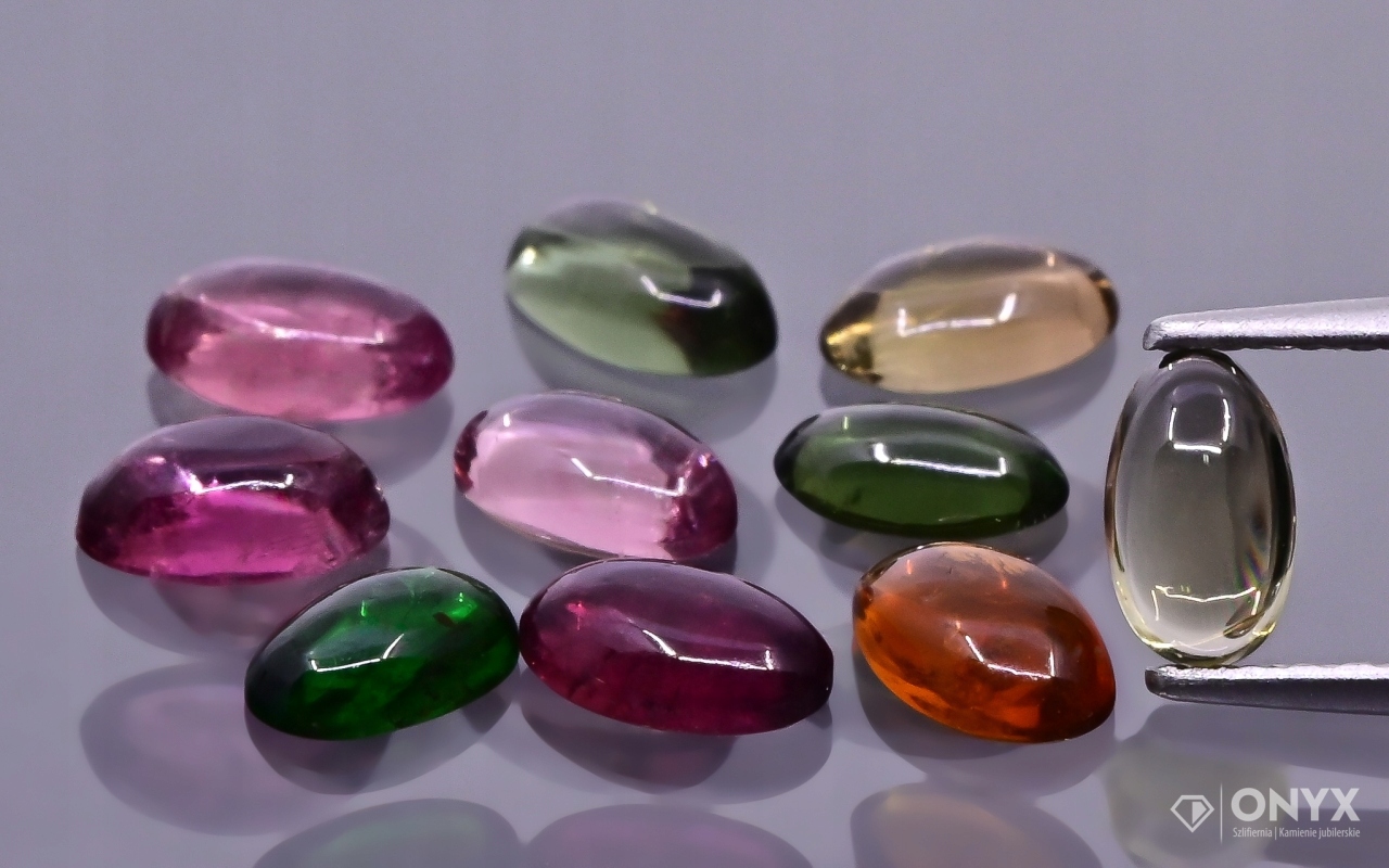 Turmalín kabošon Komplet 10 ks ovál 4,5x3-5x3,5 mm