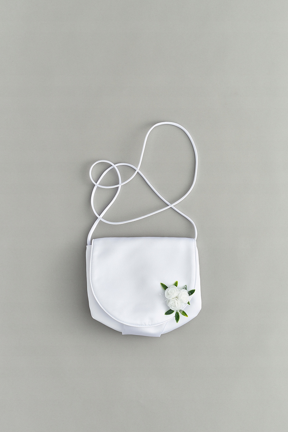 Biała torebka do komunii z białym kwiatem