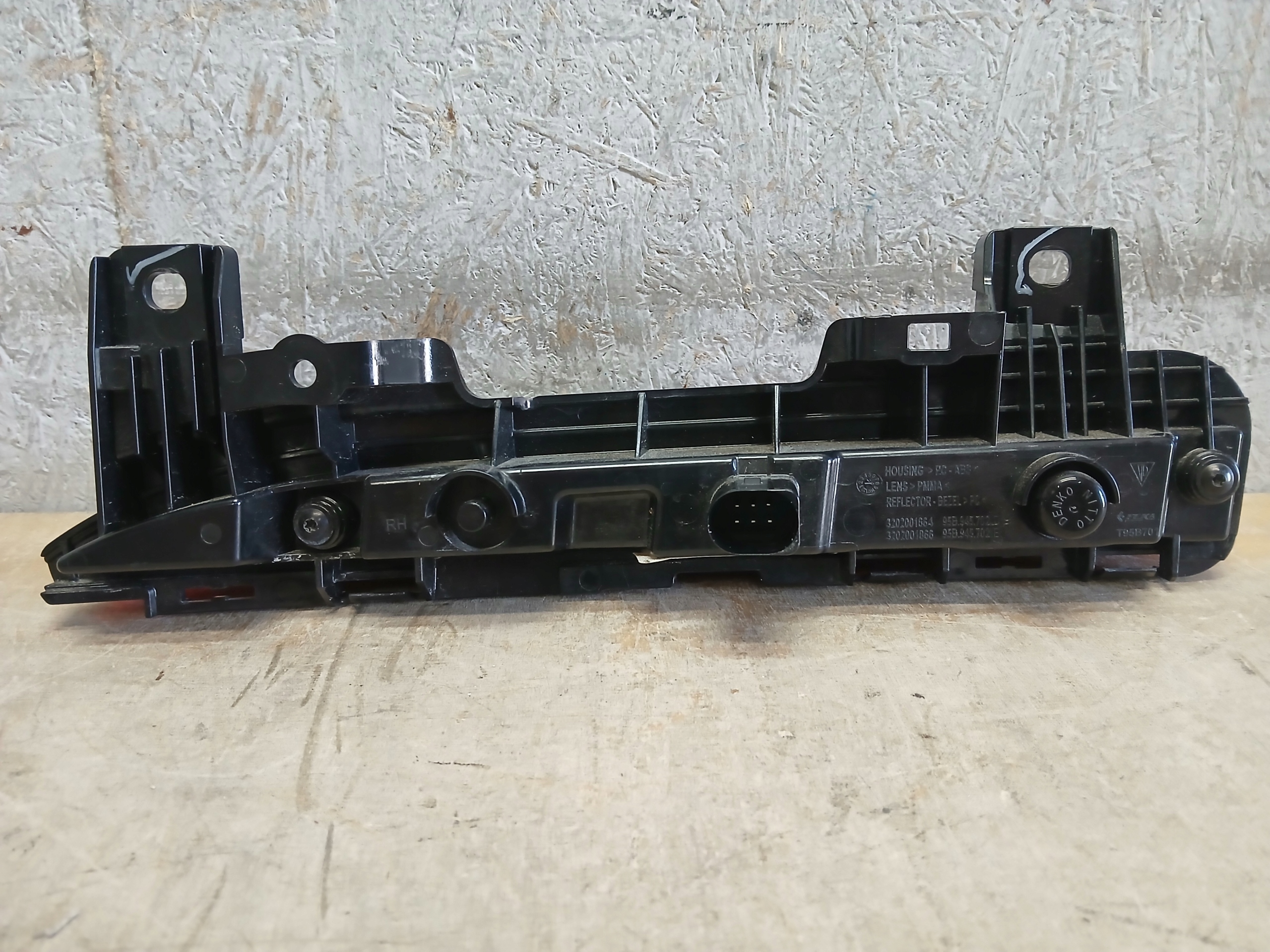 light rear part right PORSCHE MACAN 95B LED 95B945702D