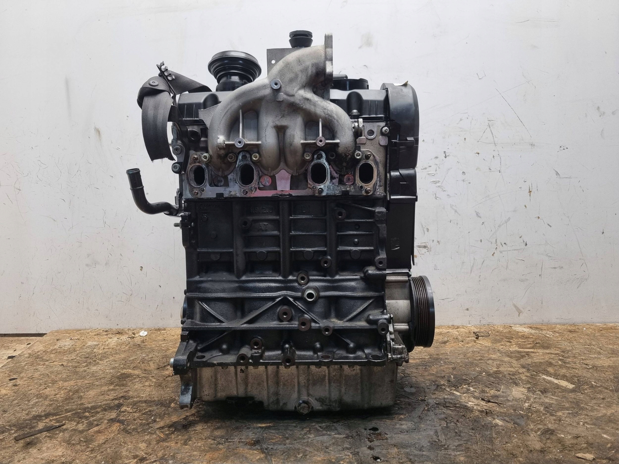 engine BXE SEAT LEON II GOLF V OCTAVIA II TOURAN and A3 8P 1.9TDI unprotected pillar