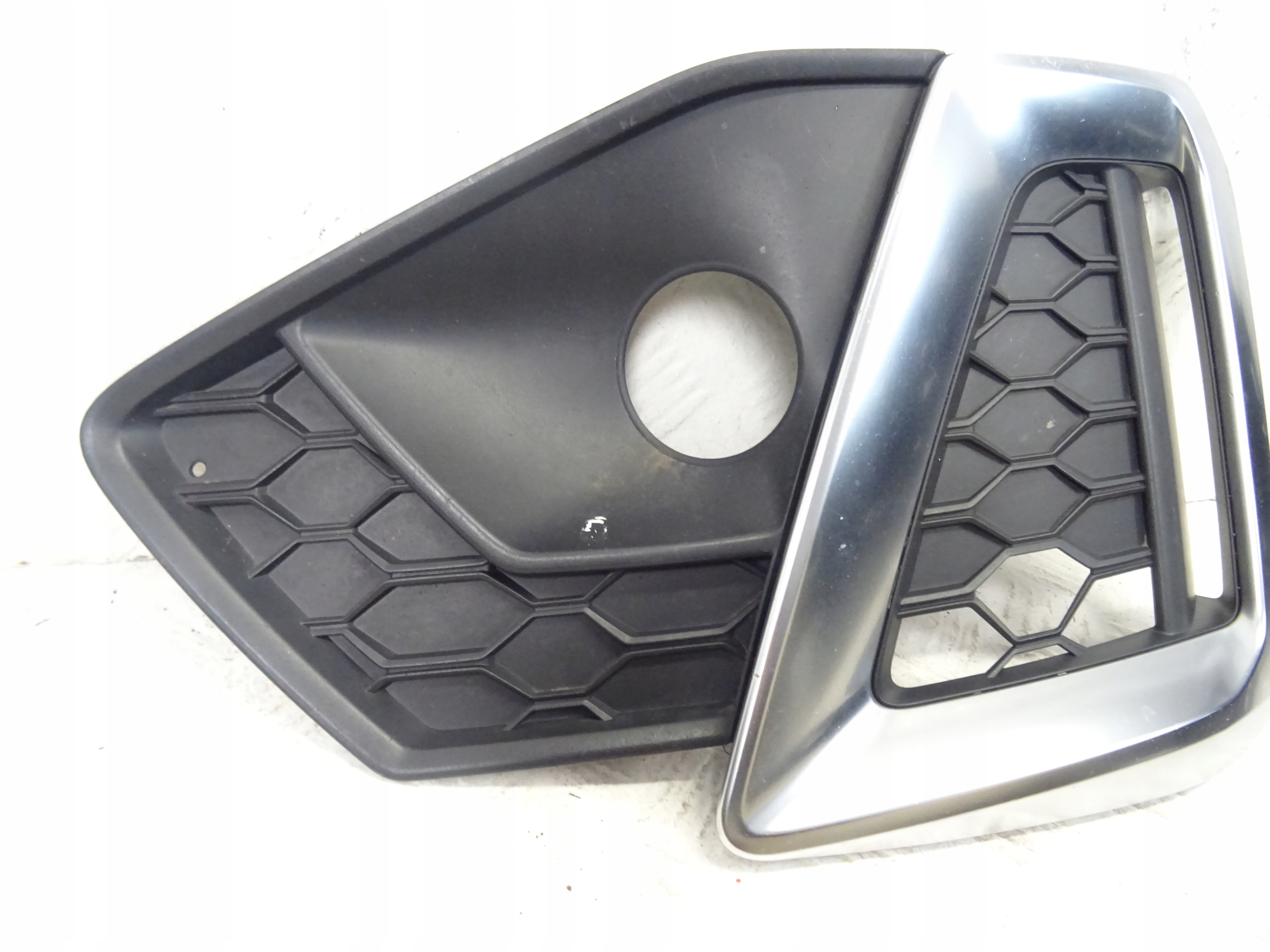 grid of a bumper front front right AUDI A4 B9 LIFT S-LINE 8W0807682AM