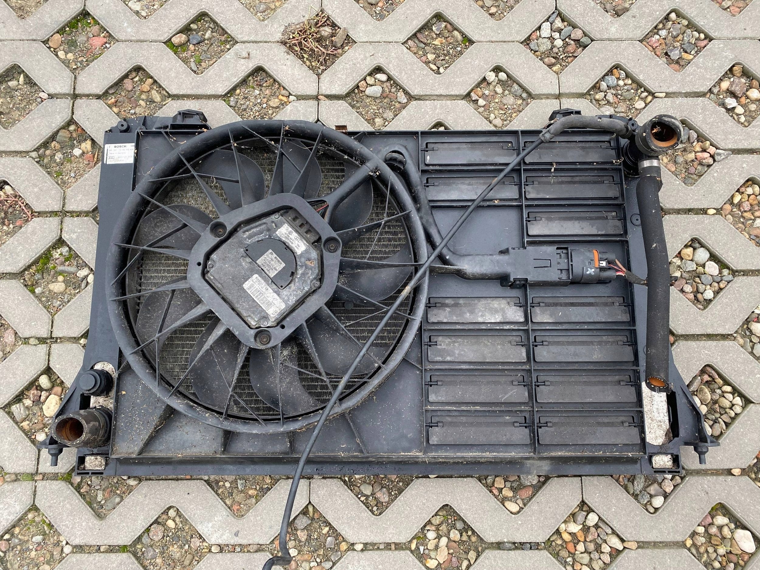 AUDI A8 D3 4E chladič vody ventilátor 4E0121205H