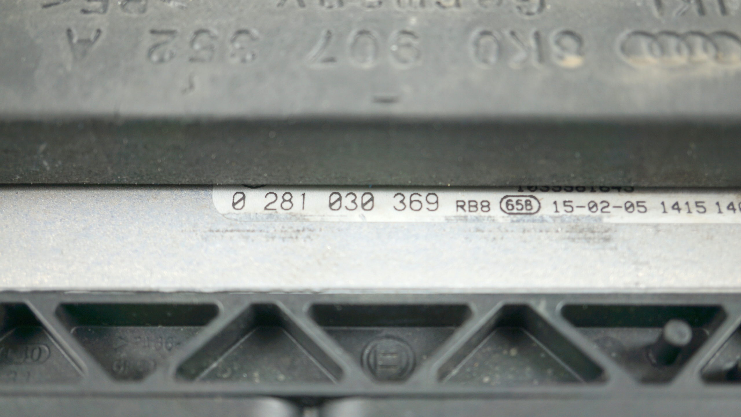 computer control unit of the engine AUDI A4 B8 LIFT 2.0 TDI 04L906021BQ 0281030369