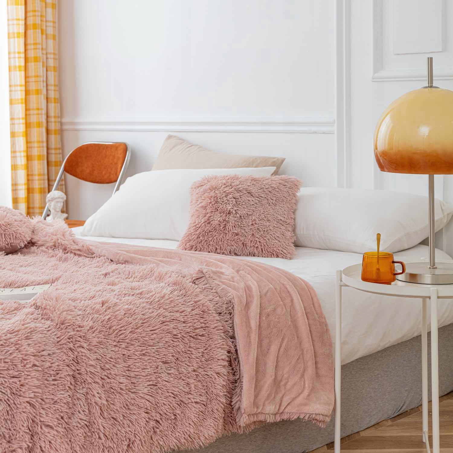 Deka na postel Yeti 200x220 chlupatá s kožešinovou strukturou, pudrová