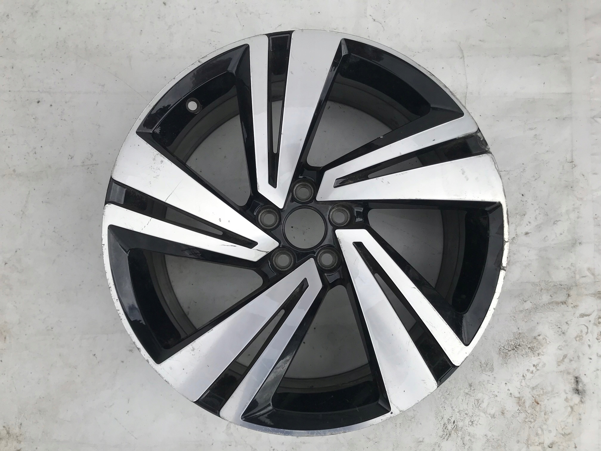 FELGA VW T-CROSS 2GM 7JX18 ET39 5X100 2GM601025H
