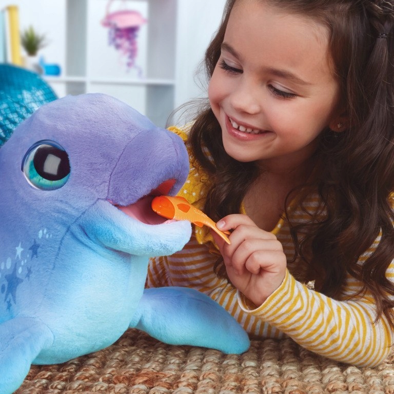 FURREAL FRIENDS DELFIN INTERAKTYWNY PLUSZAK MASKOTKA EDUKACYJNE 80 dźwięków Rodzaj pluszaki interaktywne
