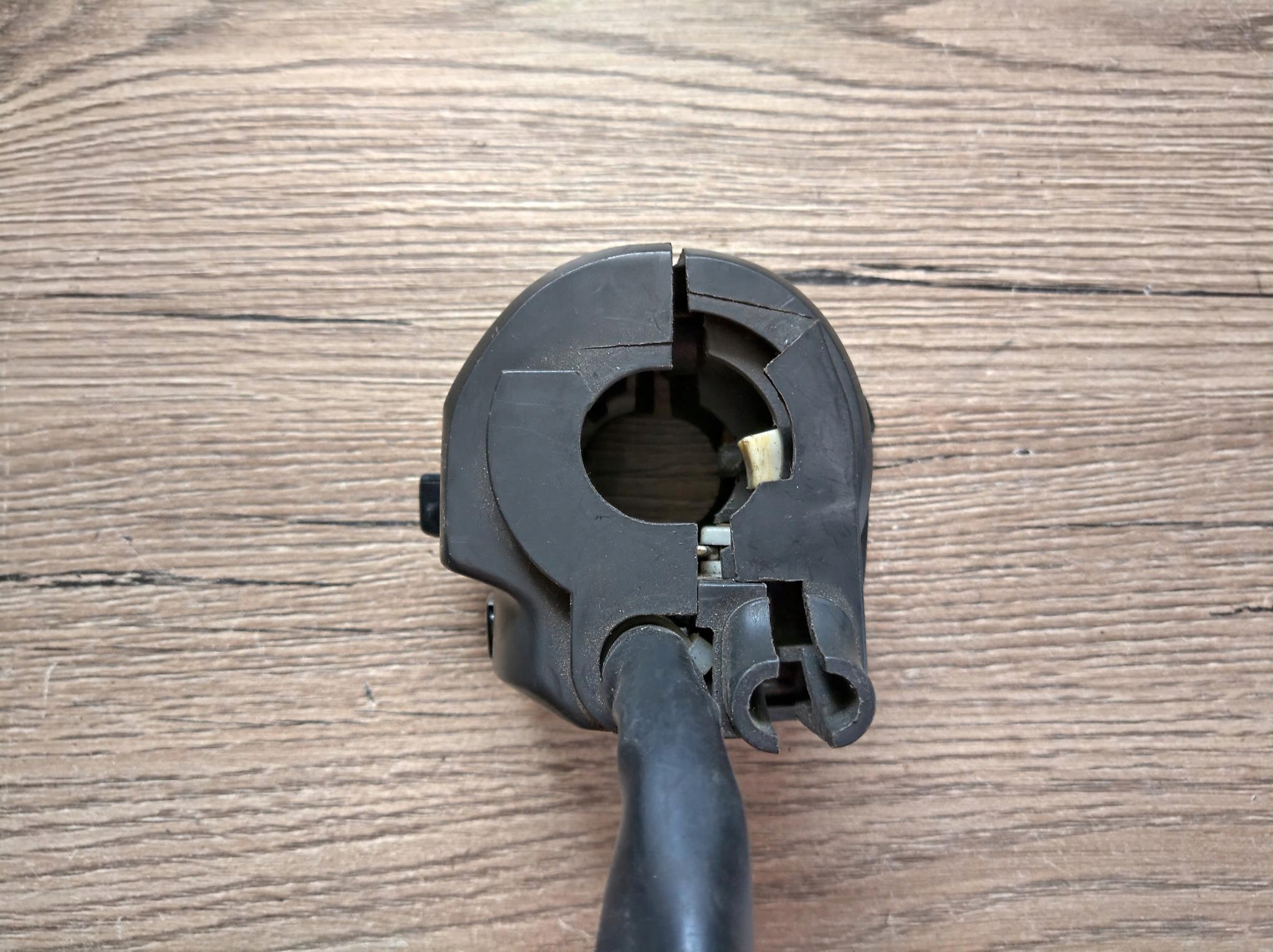 YAMAHA FZS 600 PRZEŁĄCZNIK LEWY Producent Yamaha OE