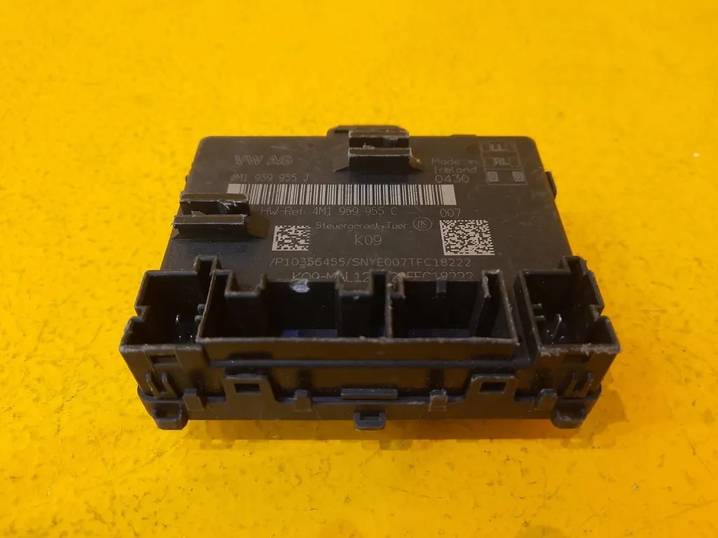 Audi A8 S8 D5 модуль задней двери 4M1959955C