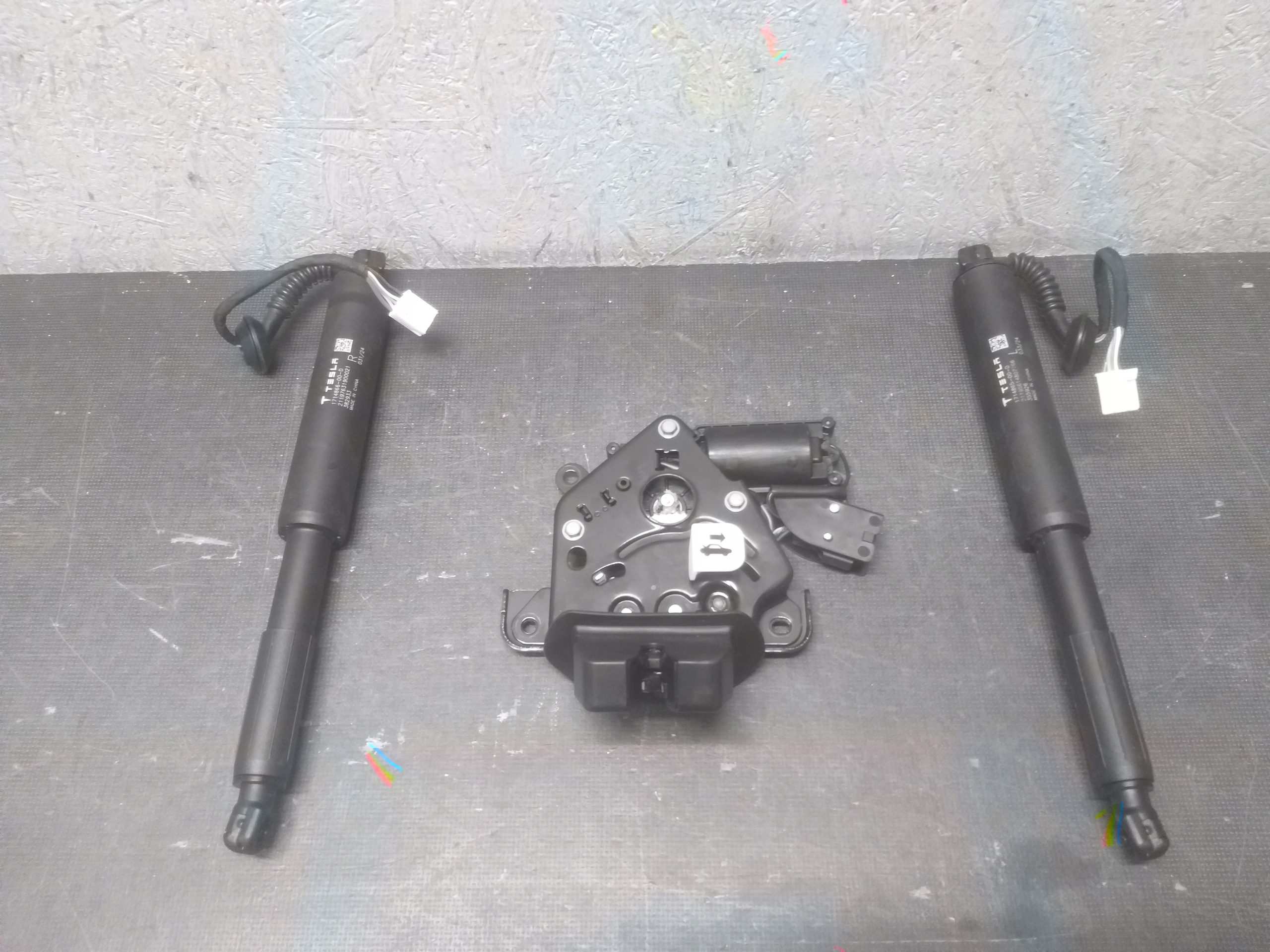 boot door lock damper TESLA III 3 1714866-00-D