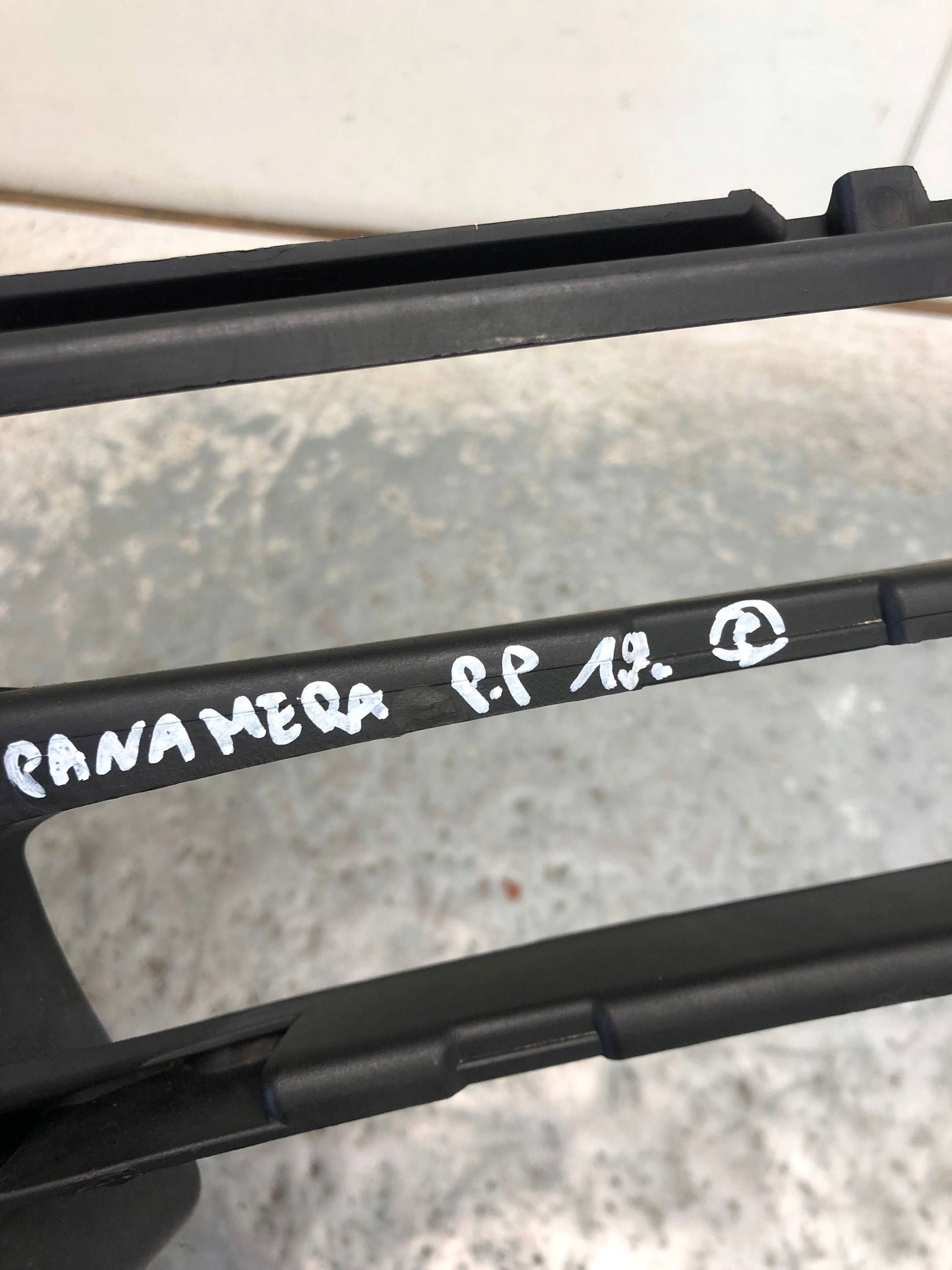 grid of a bumper right front PORSCHE PANAMERA 971 971807986