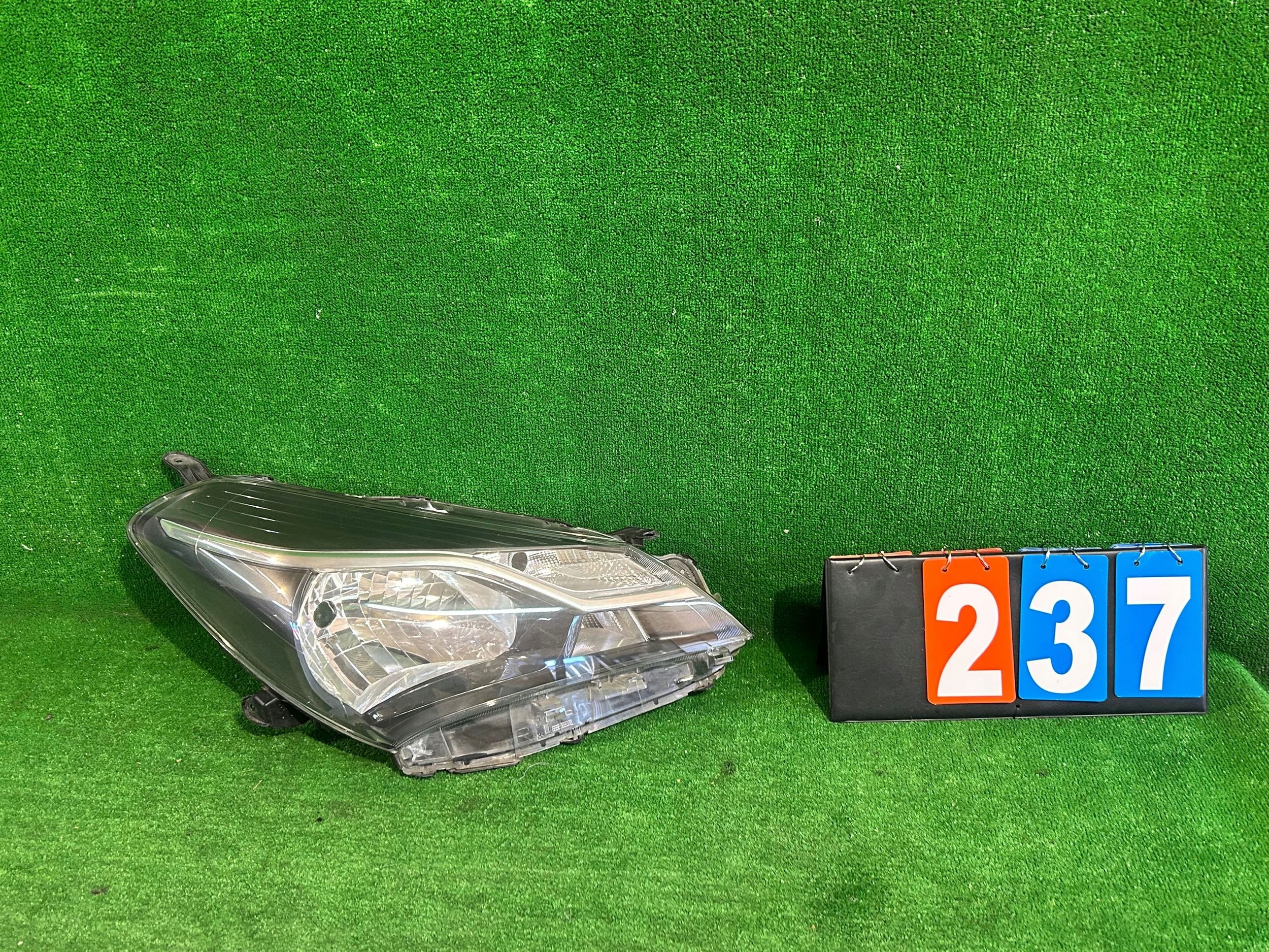 REFLEKTOR right TOYOTA YARIS III LIFT 17- nr:237