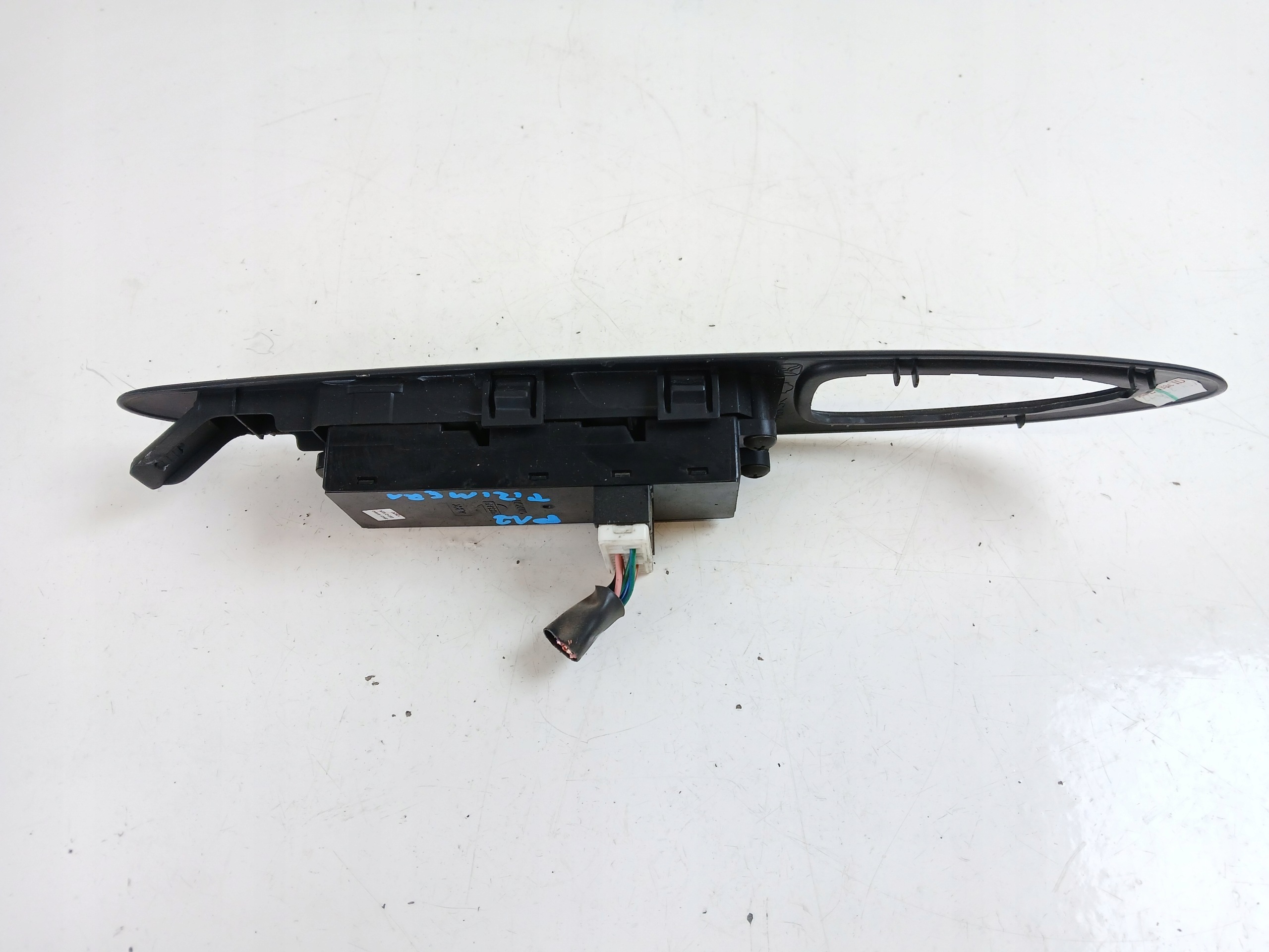 NISSAN PRIMERA P12 PANEL okna levý předek 25401AV640