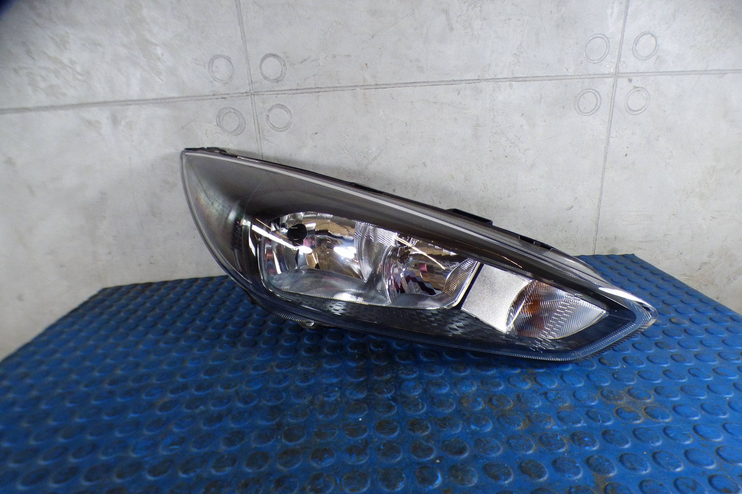 Ford Focus MK3 reflektor light right replacement