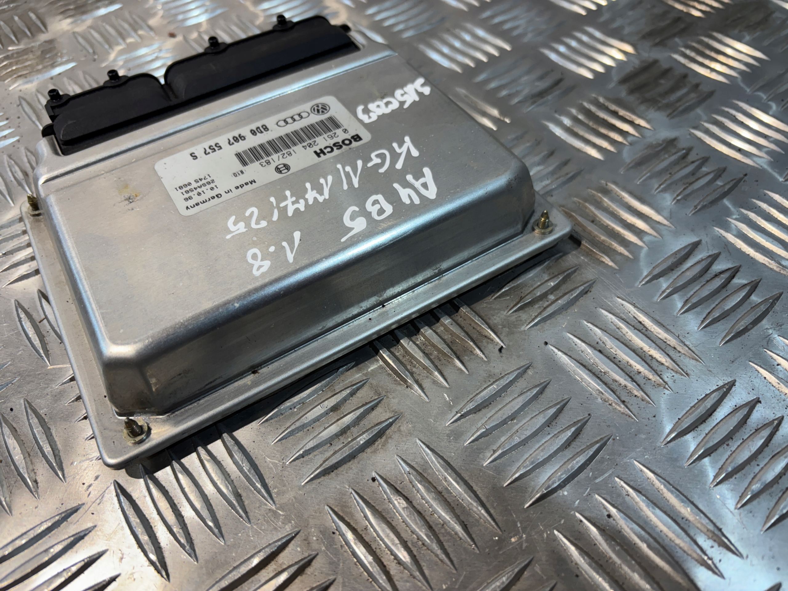 control unit of the engine Audi A4 B5 1,8B 8D0907557S