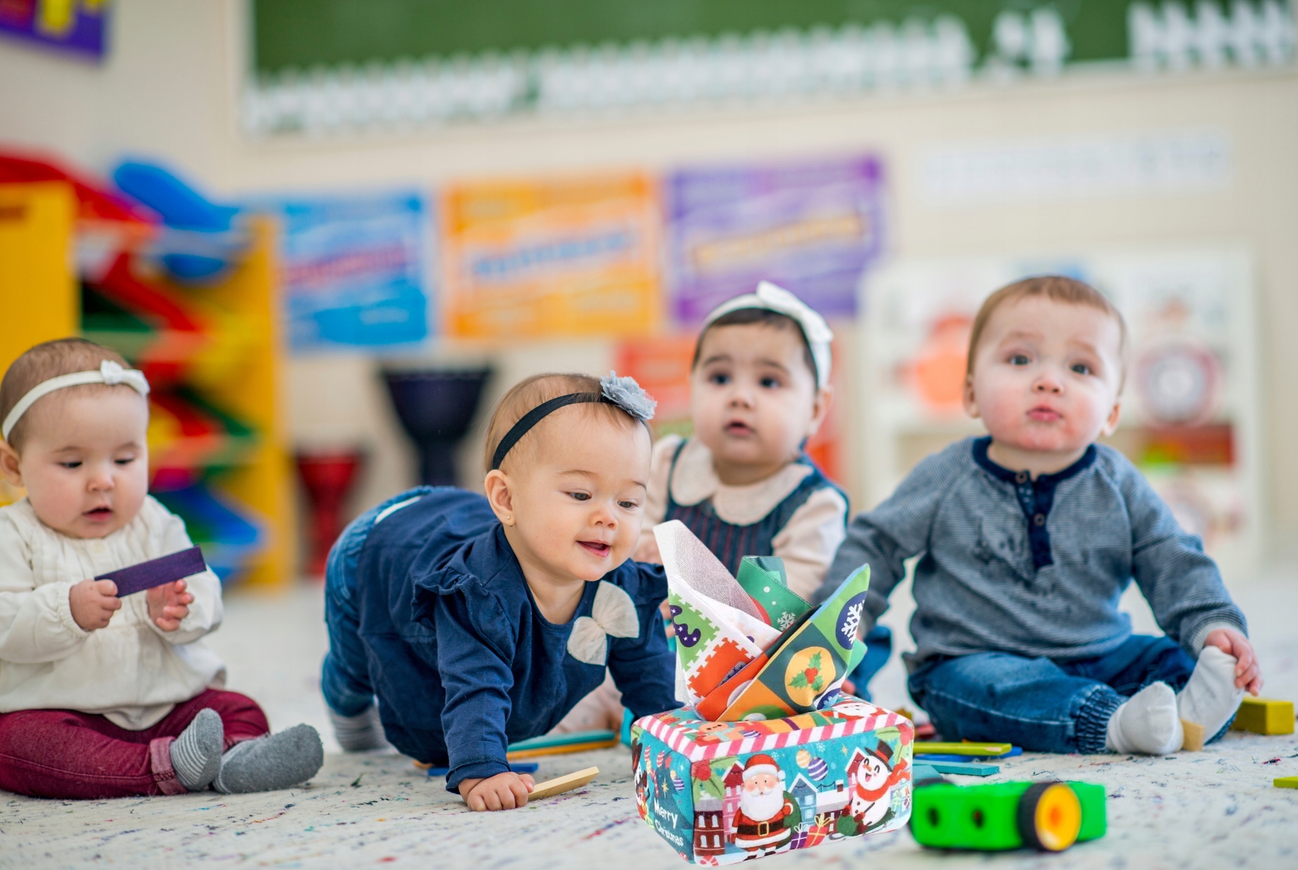SORTER SENSORYCZNE PUDEŁKO Z CHUSTECZKAMI PLUSZOWE MONTESSORI ŚWIĄTECZNE Materiał tkanina