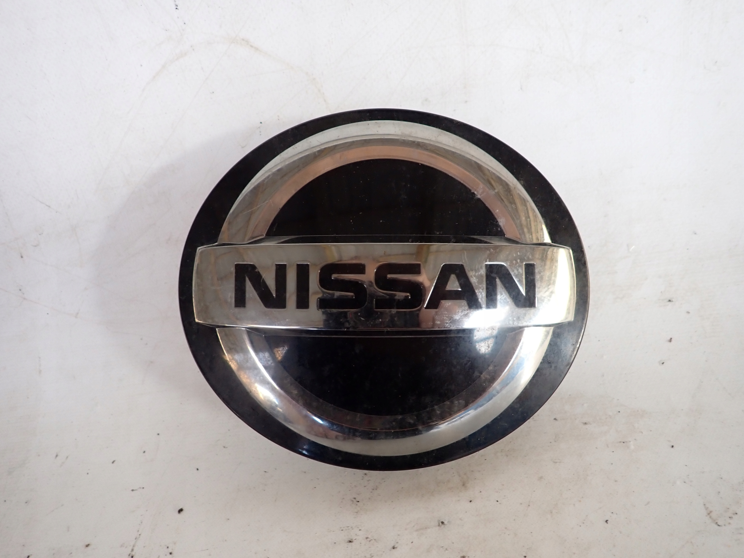 NISSAN QASHQAI J11 LIFT 17- EMBLEMAT ZNACZEK ATRAPY