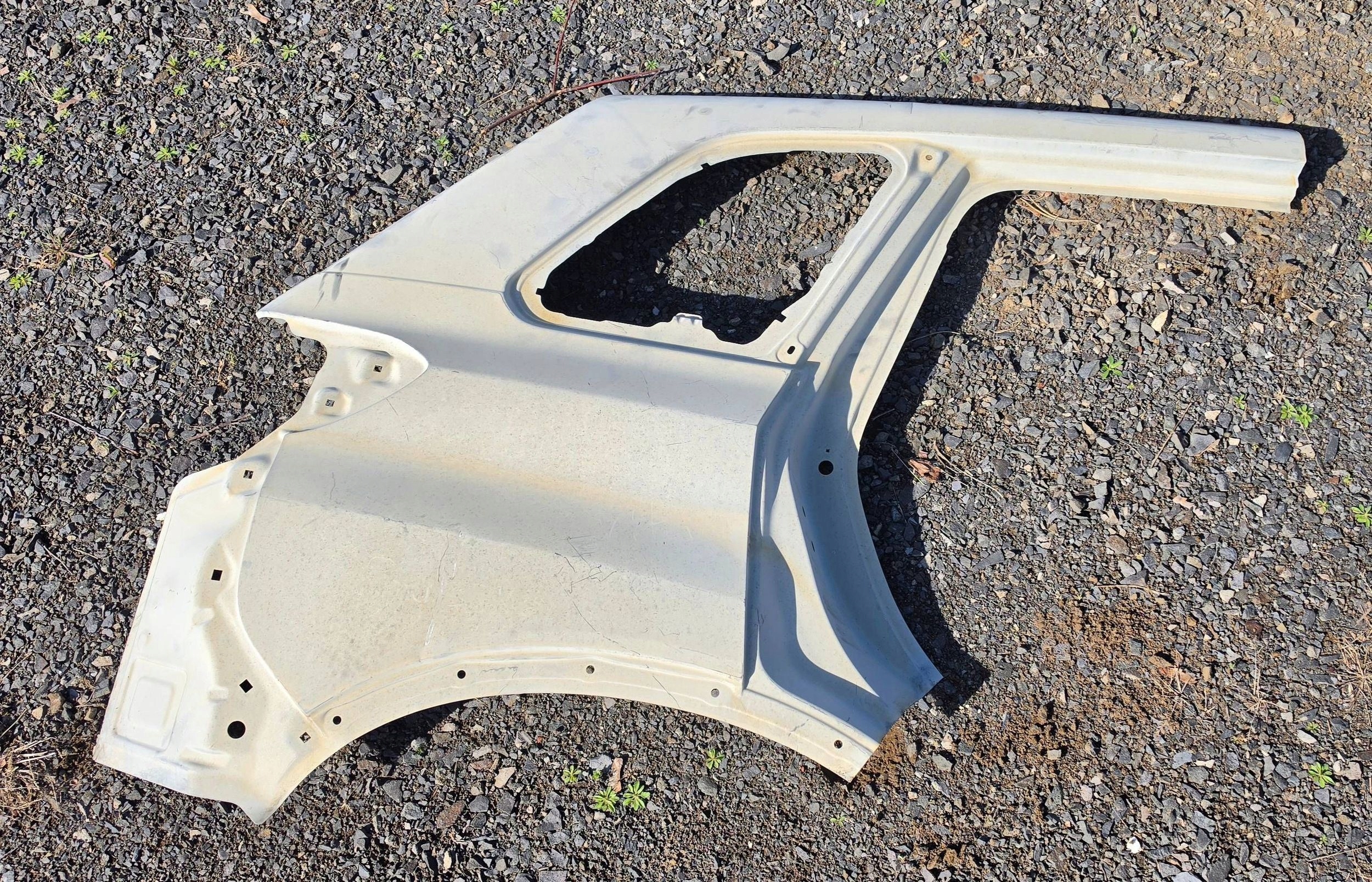 Suzuki Vitara (LY) 64111-54P01 parafango LONGHERONE posteriore Destro