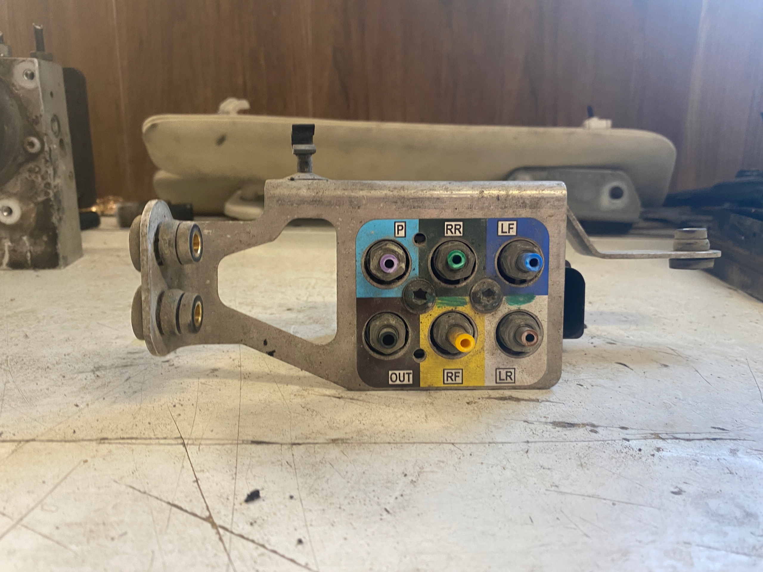 TESLA MODEL S 13 r. ROZDZIELACZ PNEUMATYKI