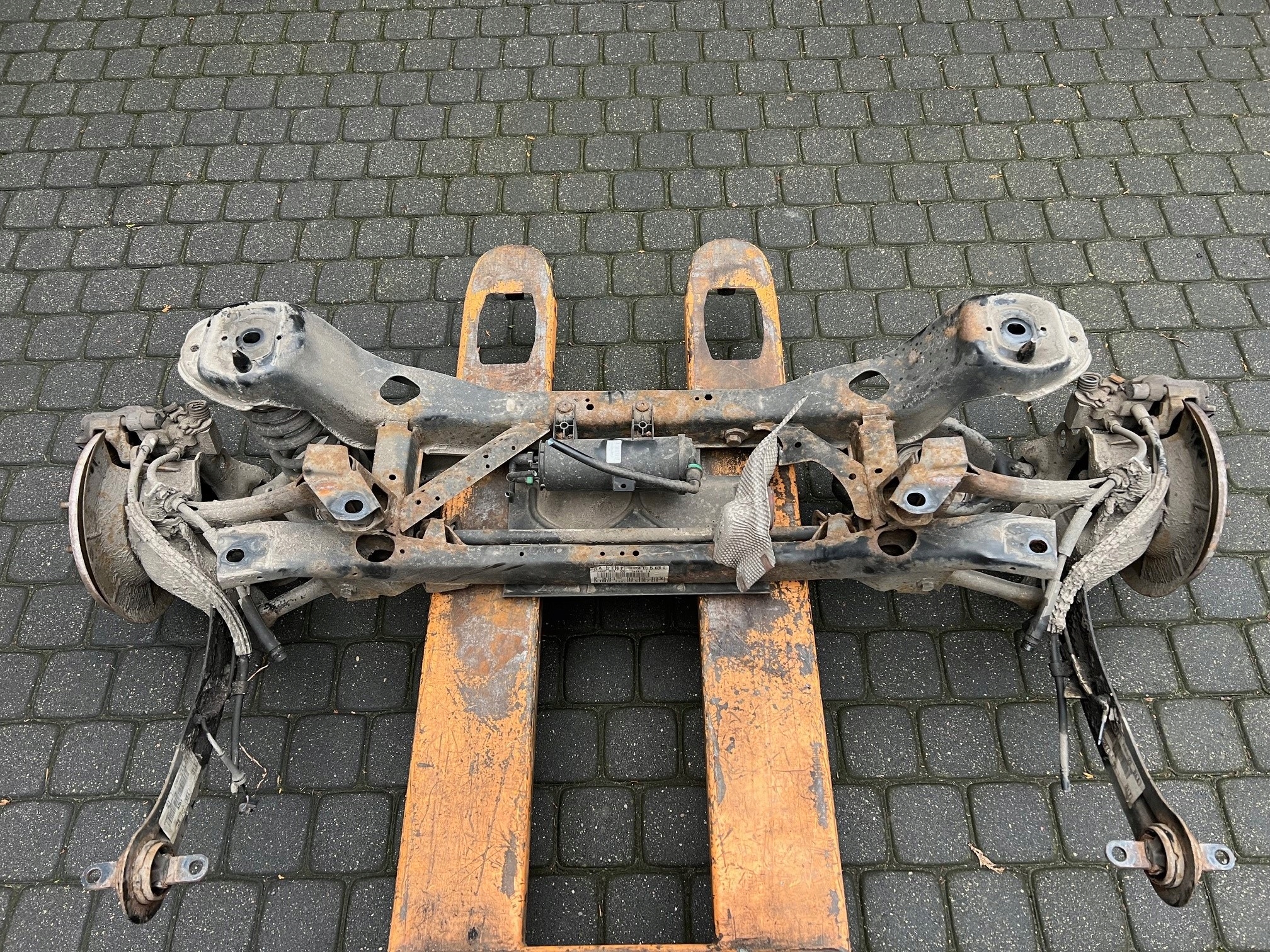 FORD FOCUS MK3 KOMBI BELKA ZAWIESZENIE TYŁ