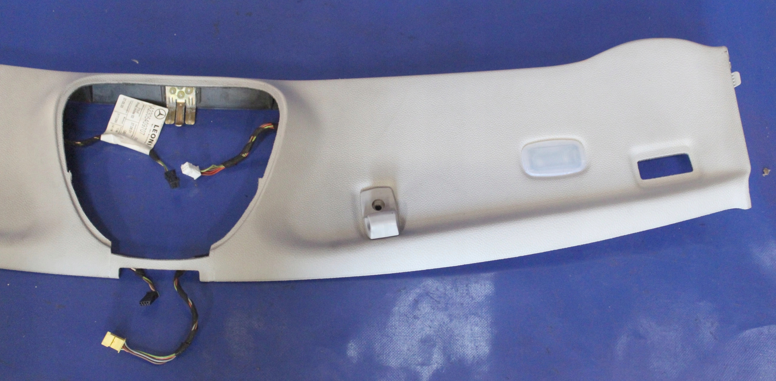 OSŁONA PODSUFITKI MERCEDES SL R230 A2305409707 Waga produktu z opakowaniem jednostkowym 1 kg