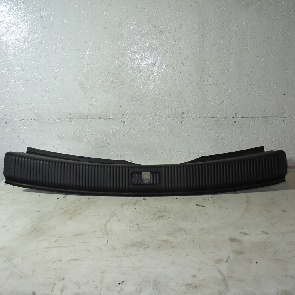 AUDI A5 8T cover of the threshold boot 8T8864483