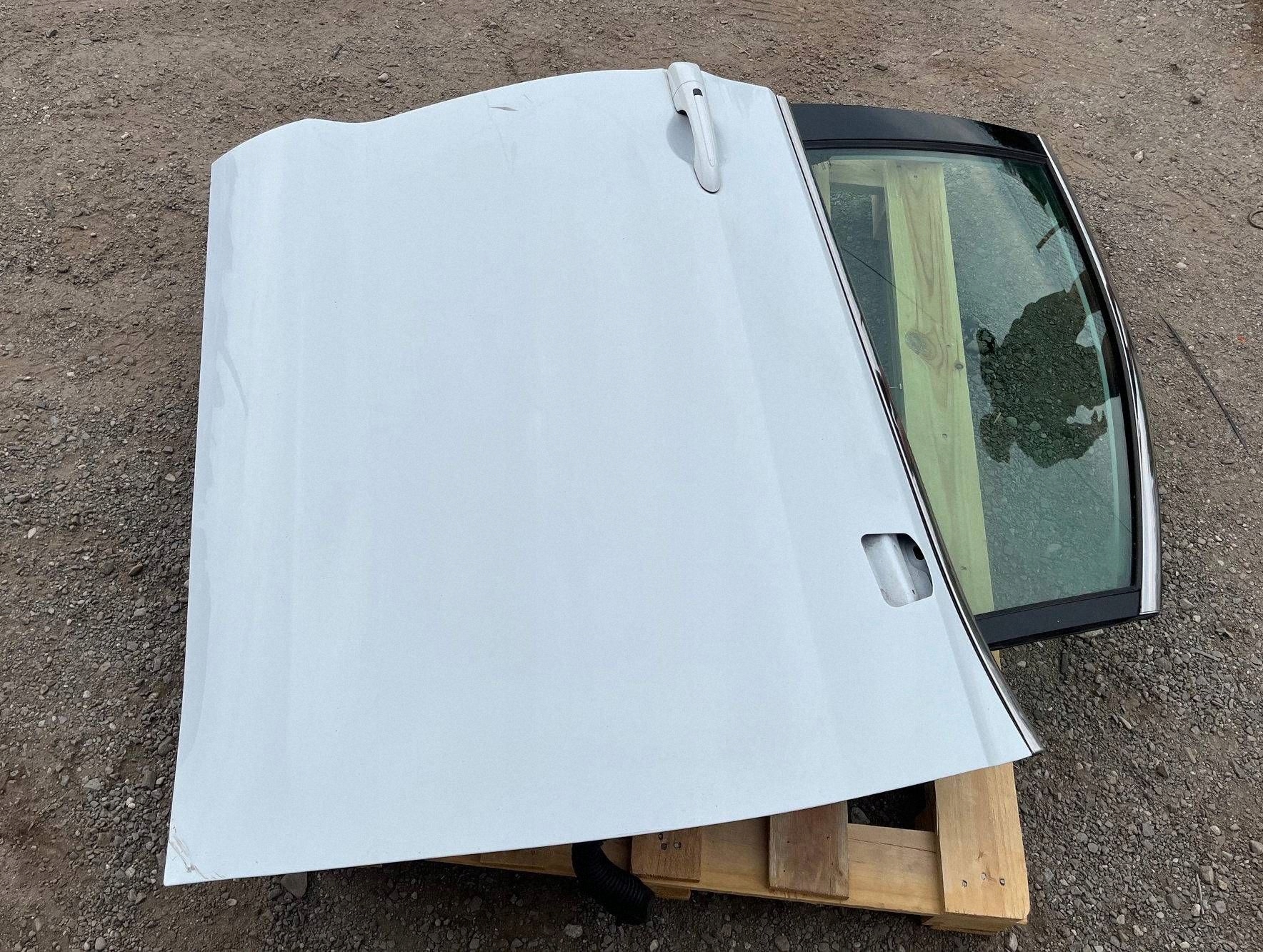 door front right right front Chrysler Pacifica 2017
