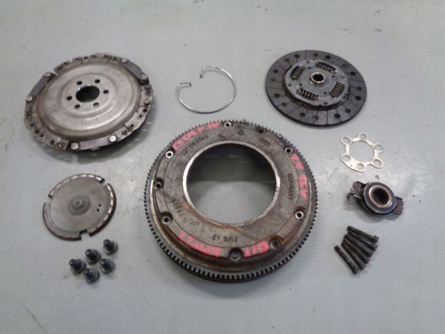 ГОЛЬФ IV 00 1.4 16V ЗЧЕПЛЕННЯ 027105273D 032141032